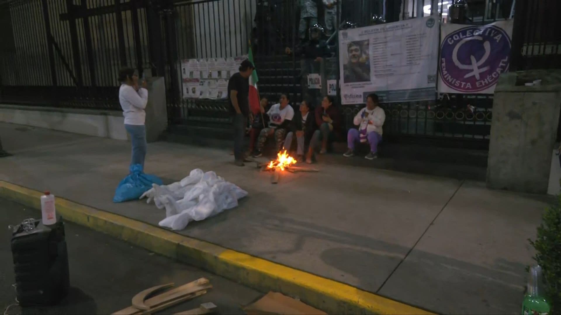 Colectiva Ehécatl Realiza Protesta por Desaparecidos Afuera de Segob