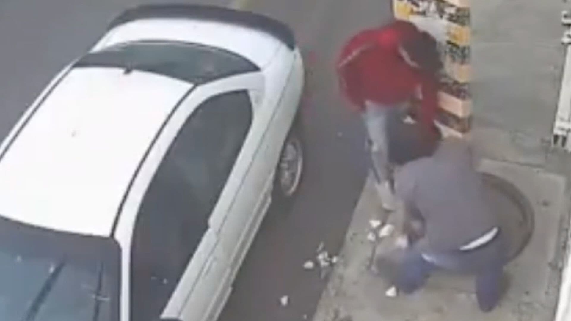 Video Ladrones Robo Tapas de Registros CFE Colonia Santa Bárbara Puebla