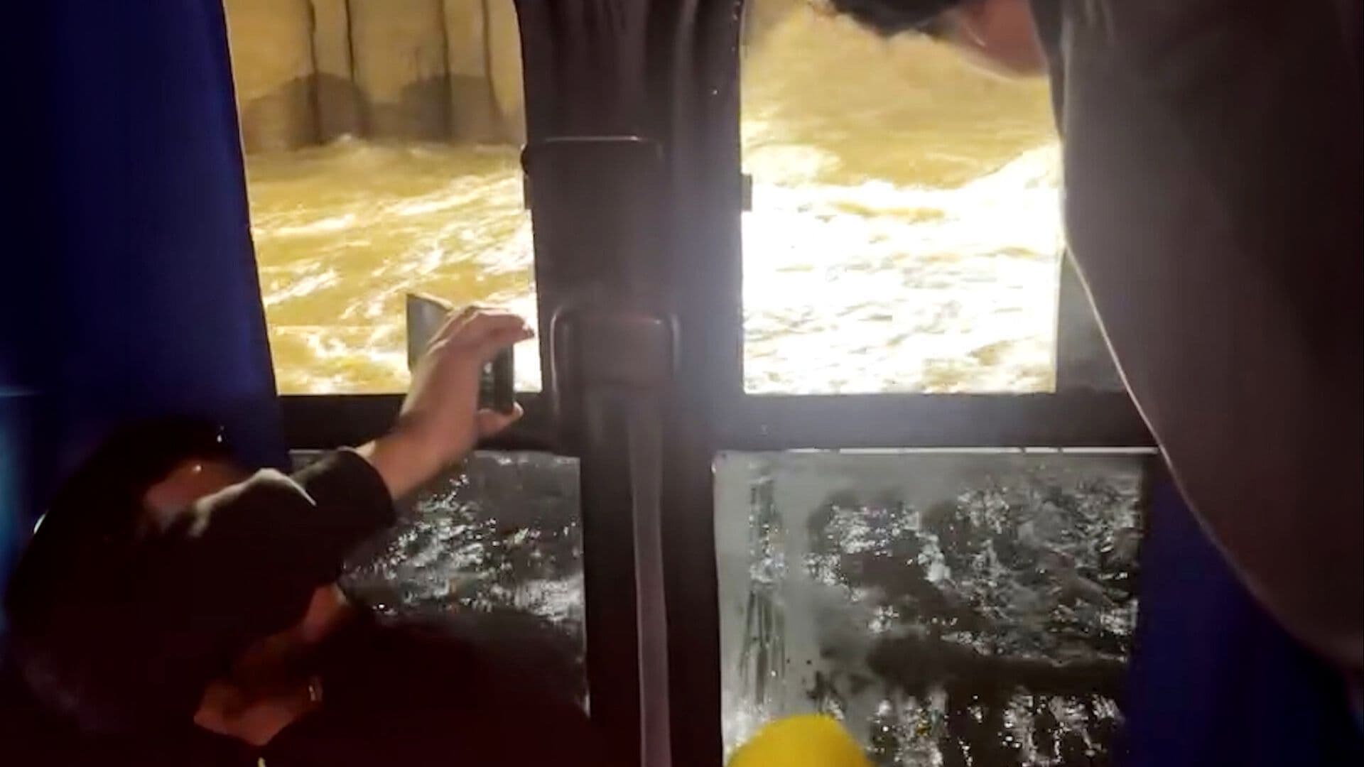 Autobús con 37 Personas, Atrapado en Inundación