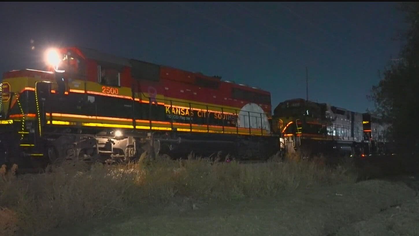 Intenta Tráiler Ganar Paso al Tren en Apodaca