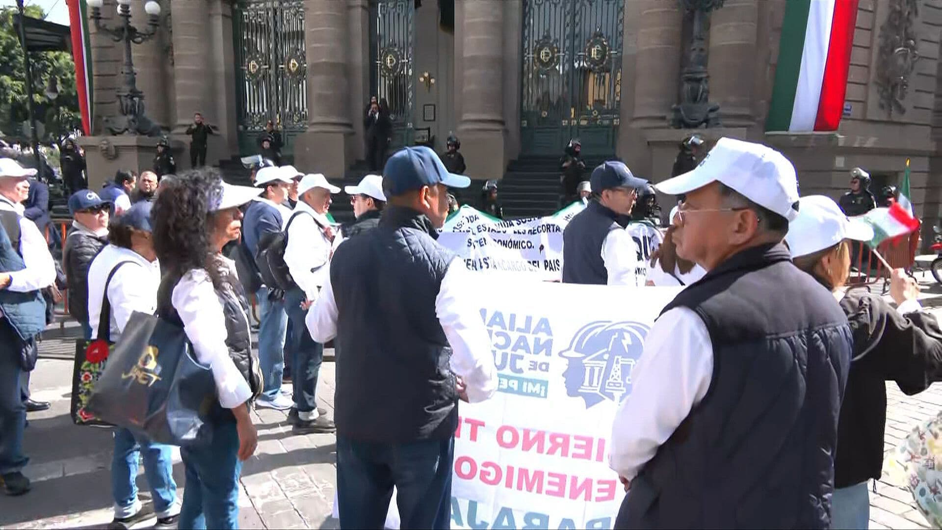 Jubilados de Pemex Bloquean Congreso de CDMX