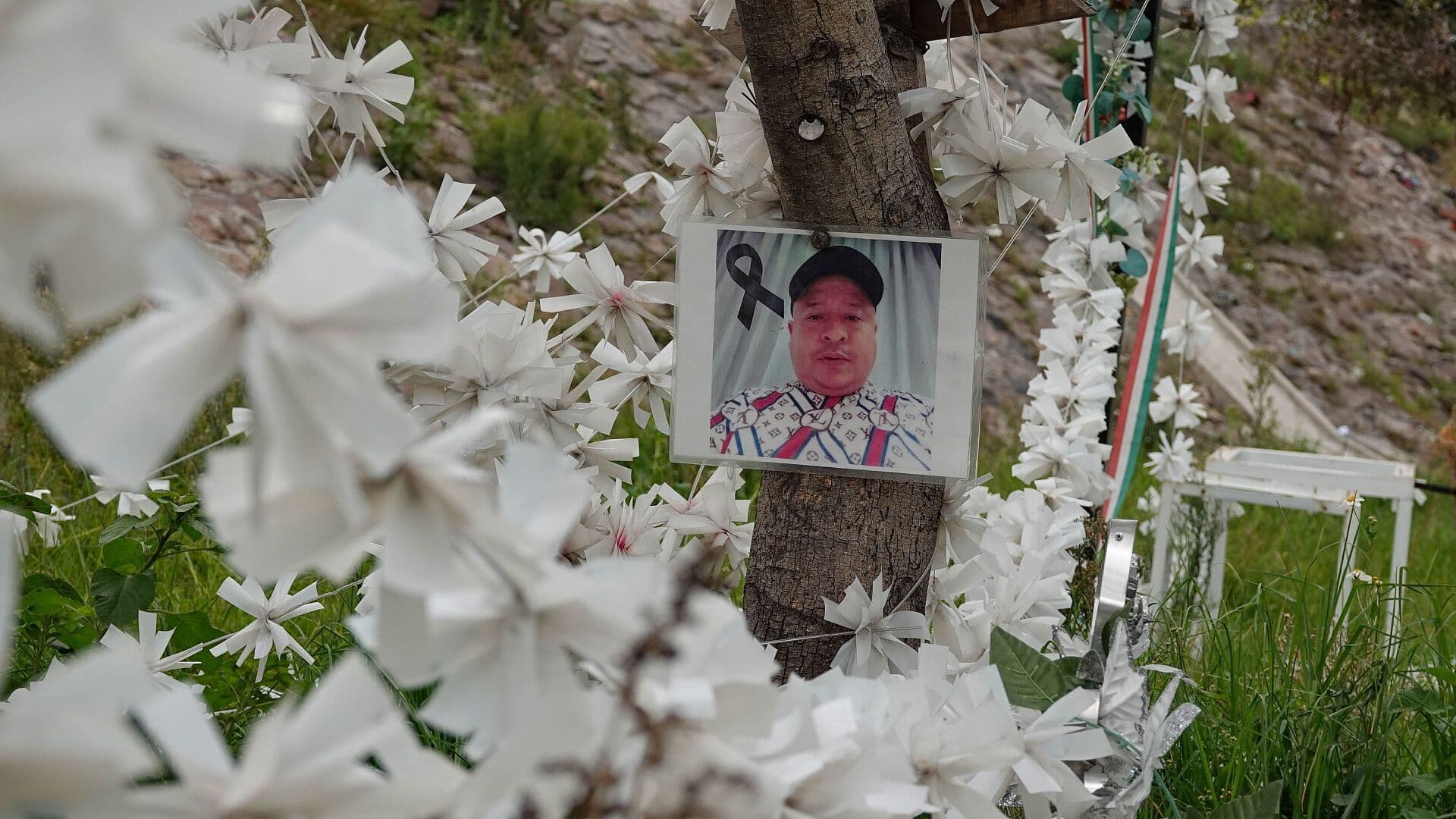 Con Velas y Flores, Familiares se Reúnen en el Puente de La Concordia a un Año de la Explosión