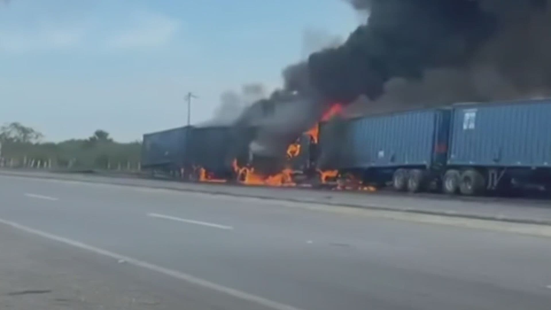 Video: Tráileres Arden en Llamas tras Chocar en Altamira, Tamaulipas