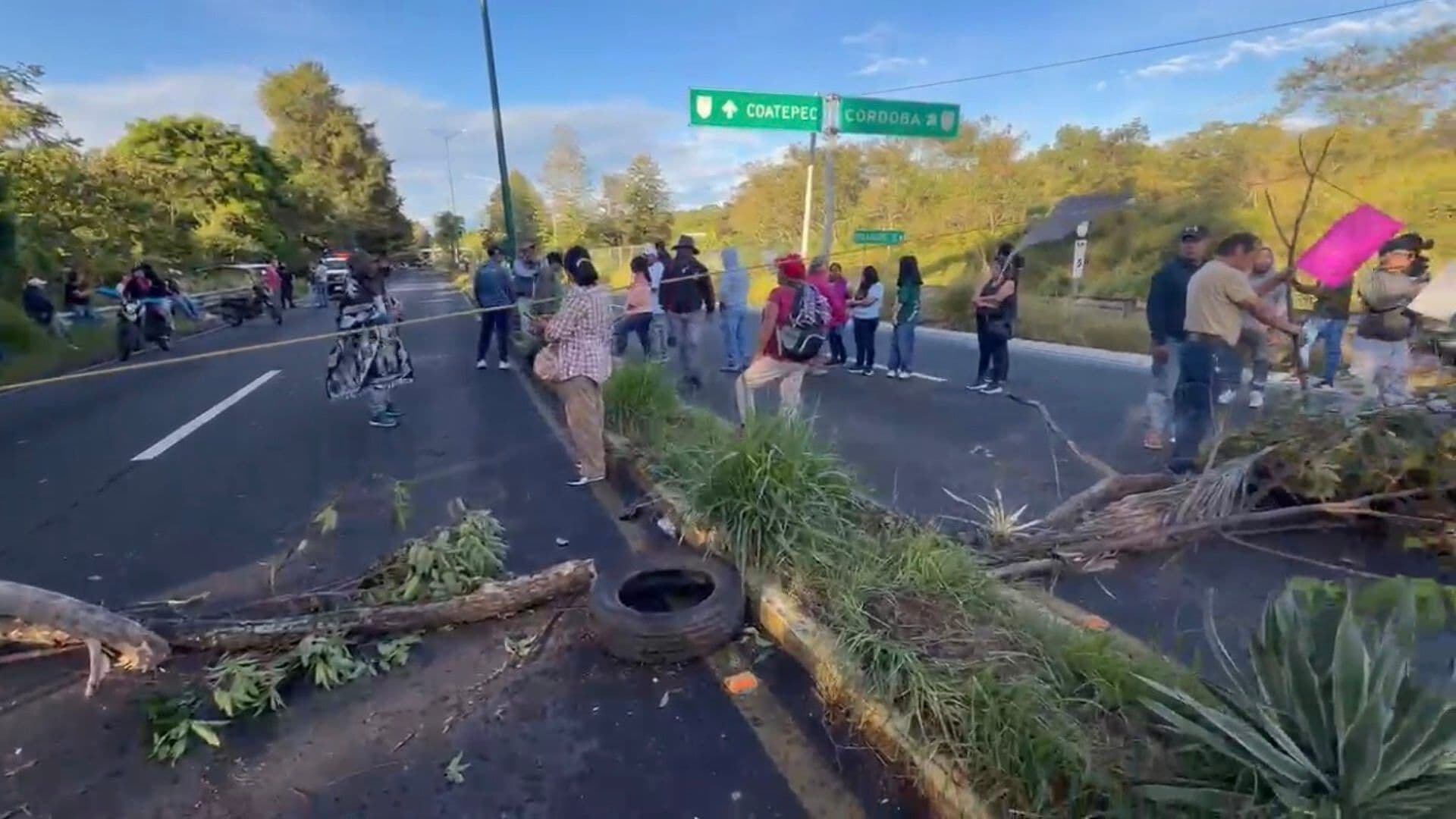 Manifestantes Generan Caos Vial por Bloqueo Total en la Carretera Xalapa Coatepec Exigen Obra