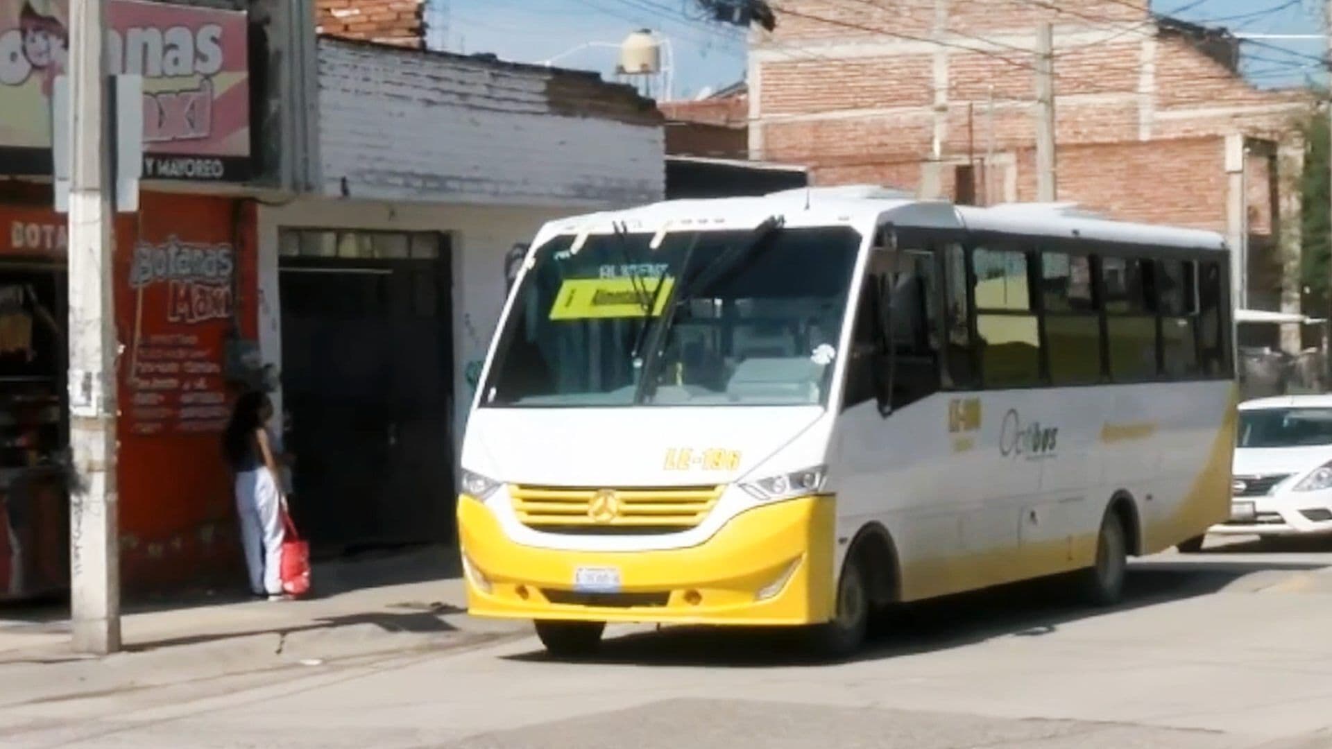 Usuarios del Transporte en Jardines de Echeveste en León Batallan por Retrasos