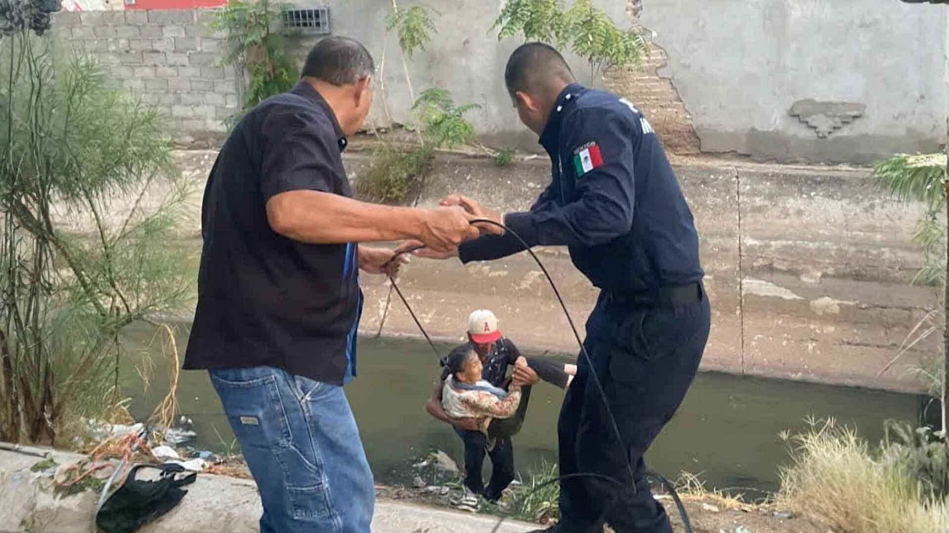 Rescatan a Adulta Mayor de un Canal de Aguas Negras en Ciudad Juárez