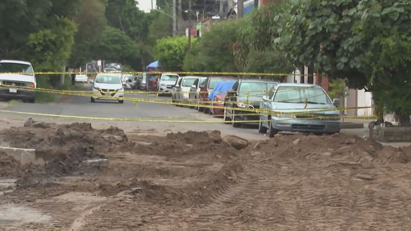 Rellenan Socavón de 10 Metros que Apareció en la Colonia Morelos, en Guadalajara
