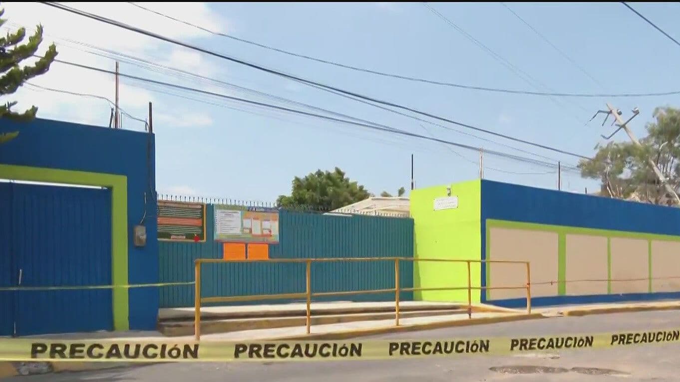 Caen Cuatro Postes Cerca de Primaria en Ecatepec; Evacúan a Decenas de Niños por Riesgo