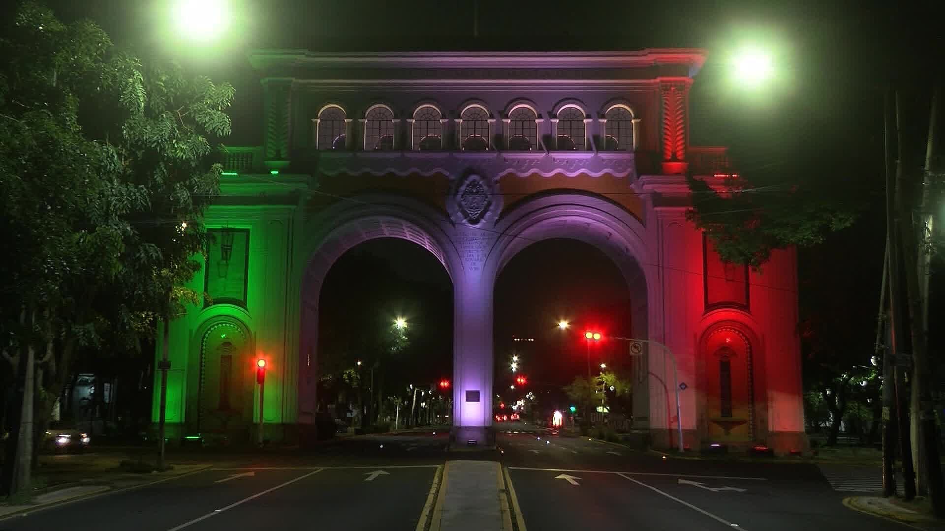 Edificios y Monumentos de Guadalajara se Iluminan con los Colores Patrios