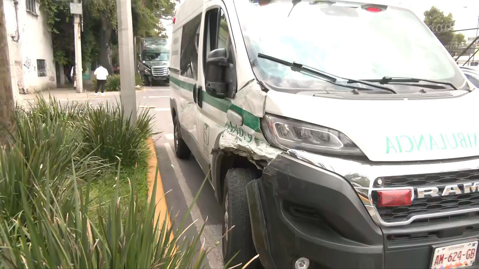 Tráiler Choca con Ambulancia en el Eje 3 Oriente