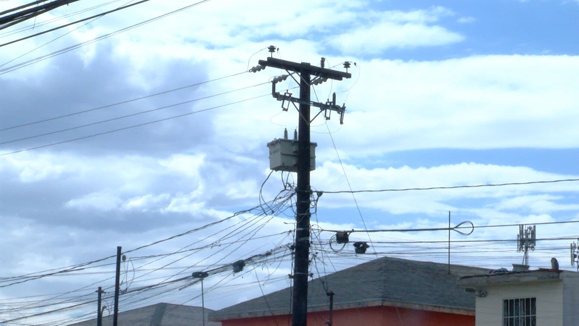 Apagones y Bajo Voltaje Afectan a Diversas Colonias de Tijuana, Baja California