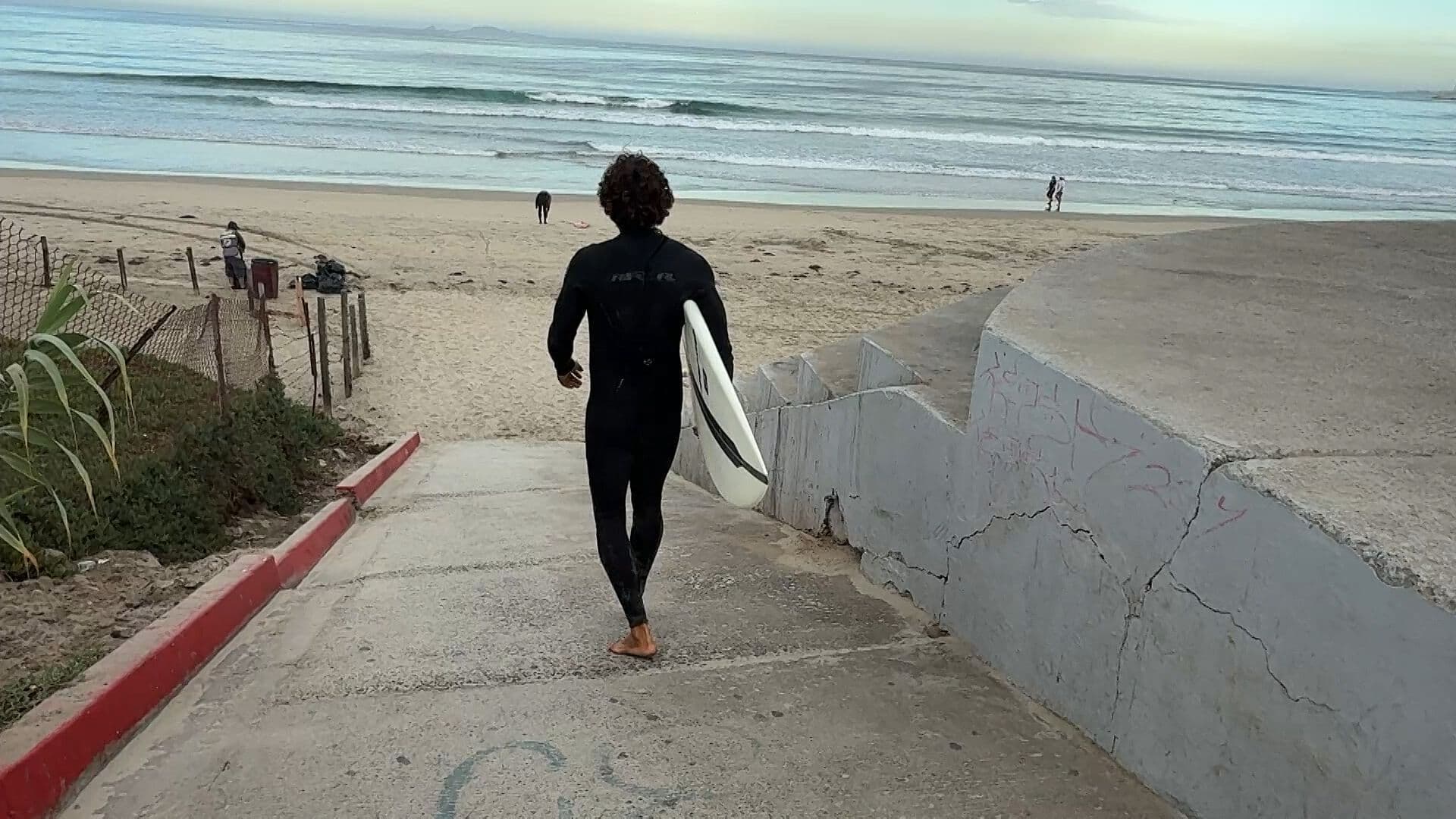Surfistas Recuerdan a Víctimas de Triple Homicidio en Playas de Ensenada