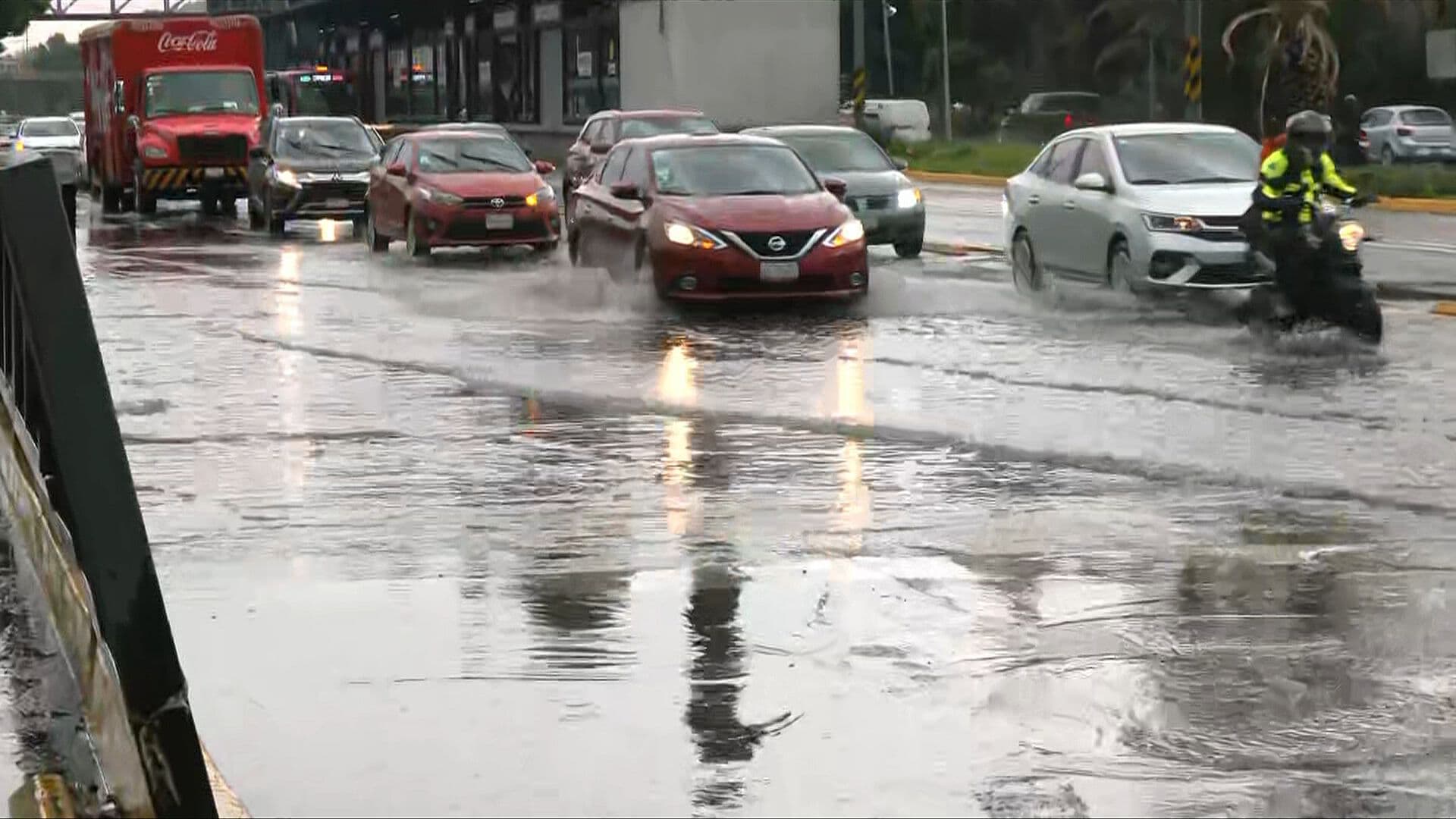 Lluvia Deja Encharcamientos en Insurgentes Norte y Complica Tránsito en la GAM