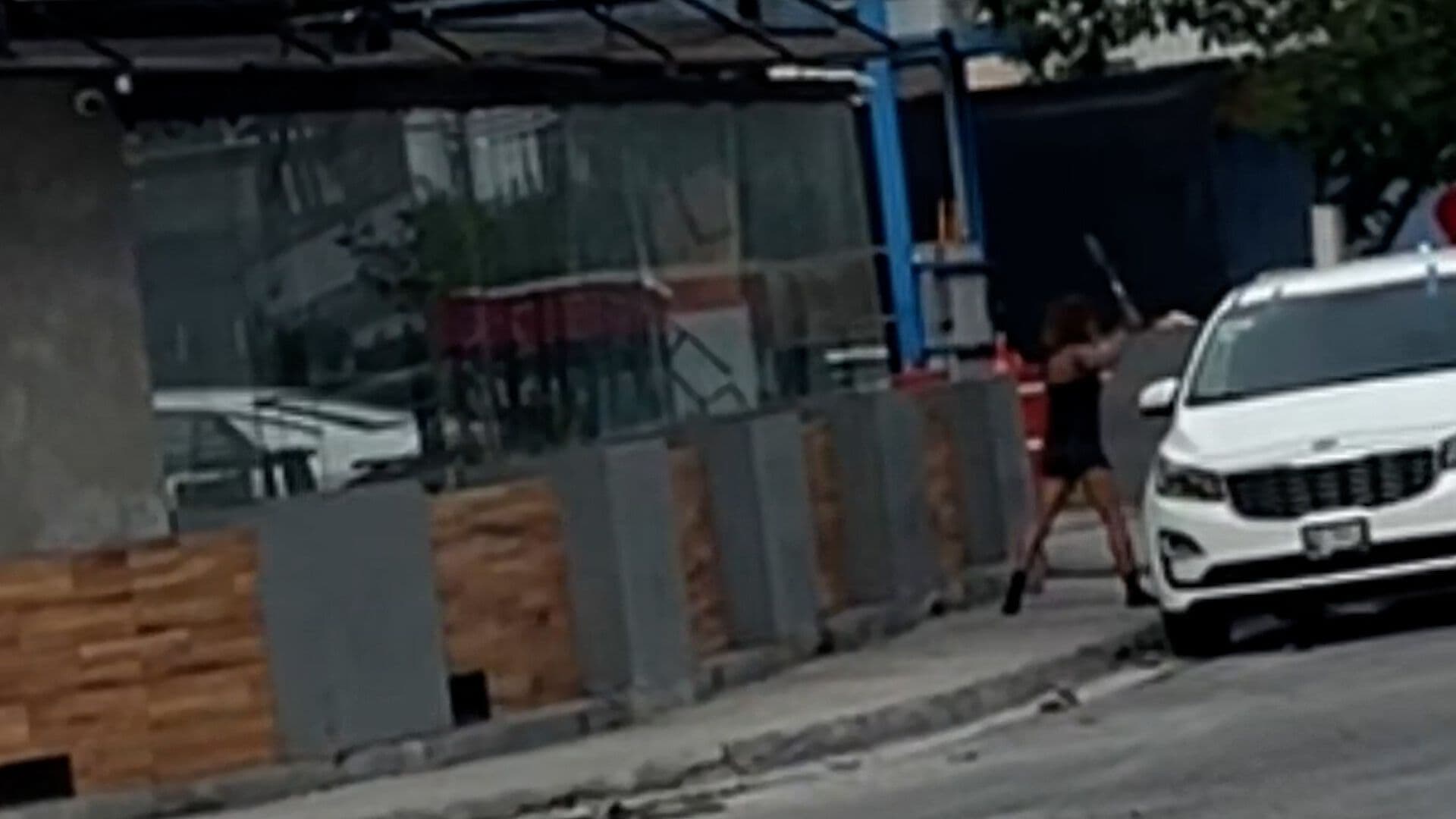 Captan a Mujer con Machete Atacando Autos Estacionados en NL