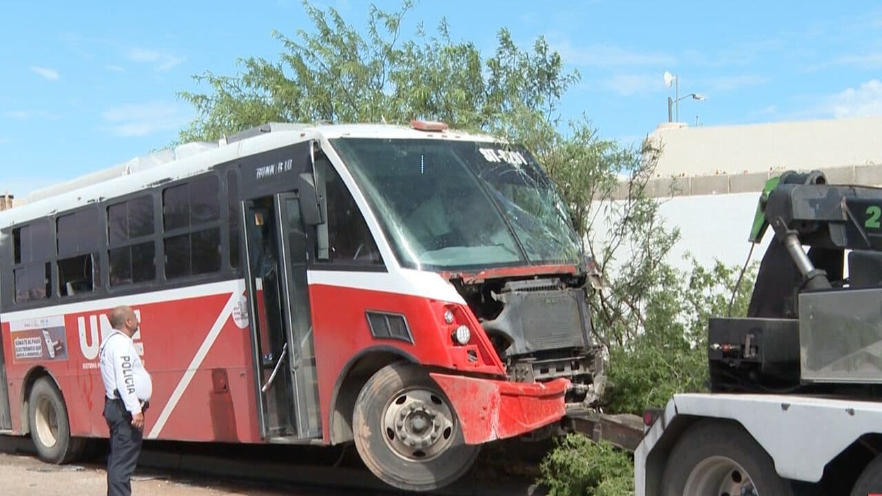 Camión Choca Contra Barda y Deja 2 Pasajeros Trasladados a Hospital en Hermosillo