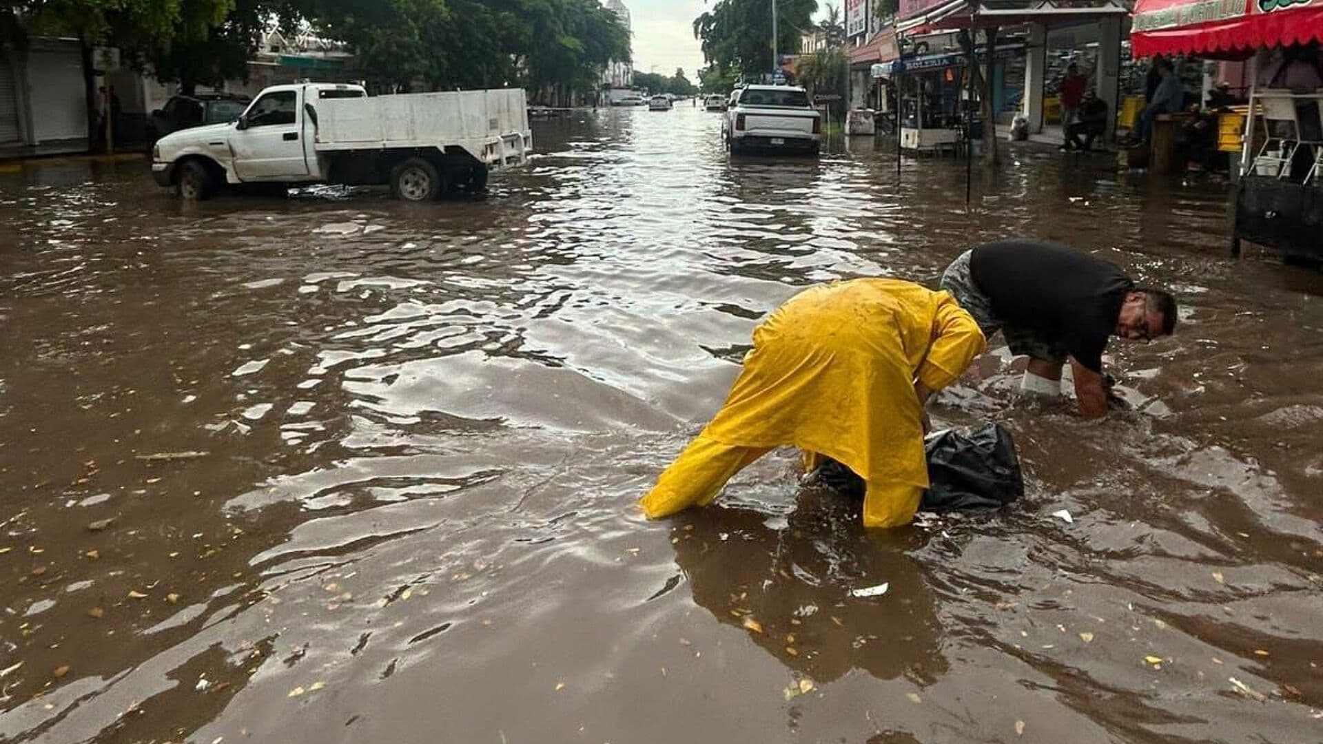 Lluvias Dejan Avenidas Inundadas y Autos Varados en Varios Puntos de Sinaloa