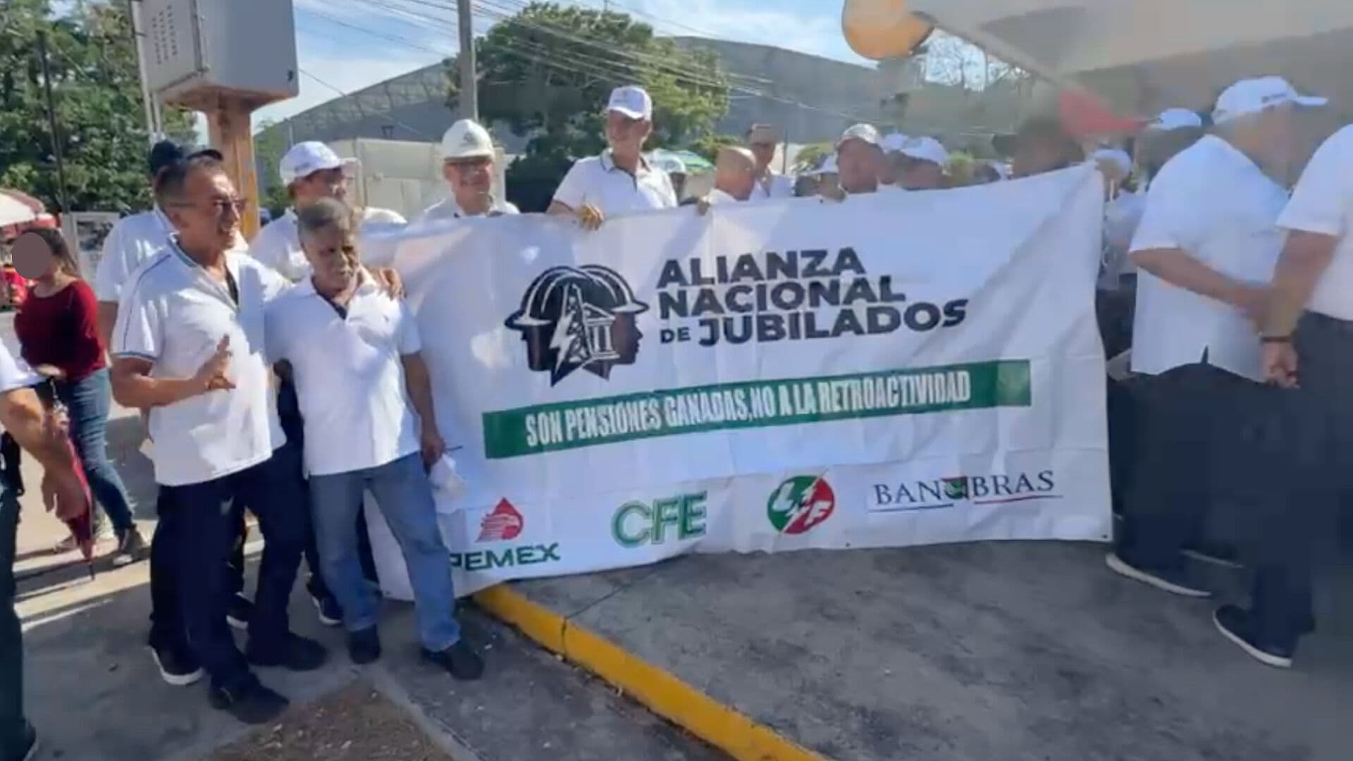 Jubilados y Pensionados de Pemex y CFE se Manifiestan Afuera del Estadio Beto Ávila en Veracruz