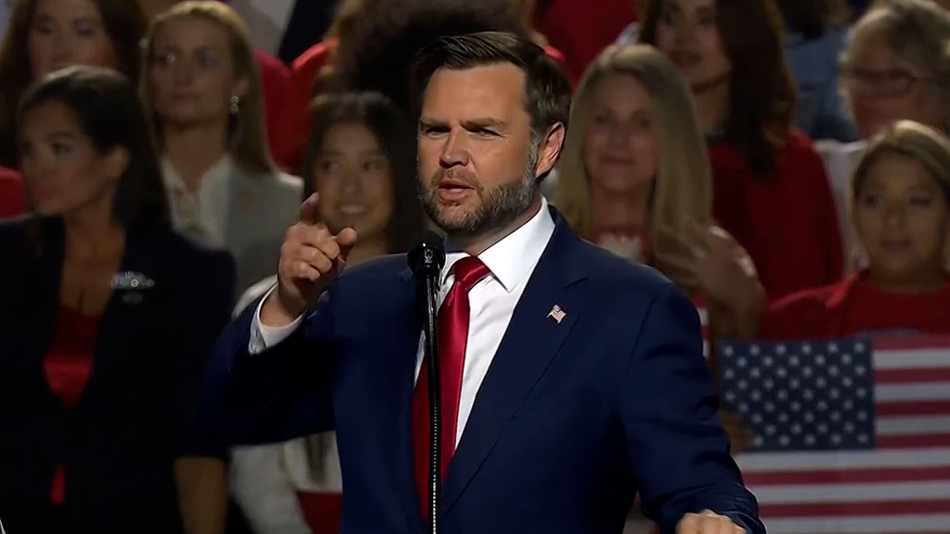 JD Vance Critica a Manifestante con Bandera de México