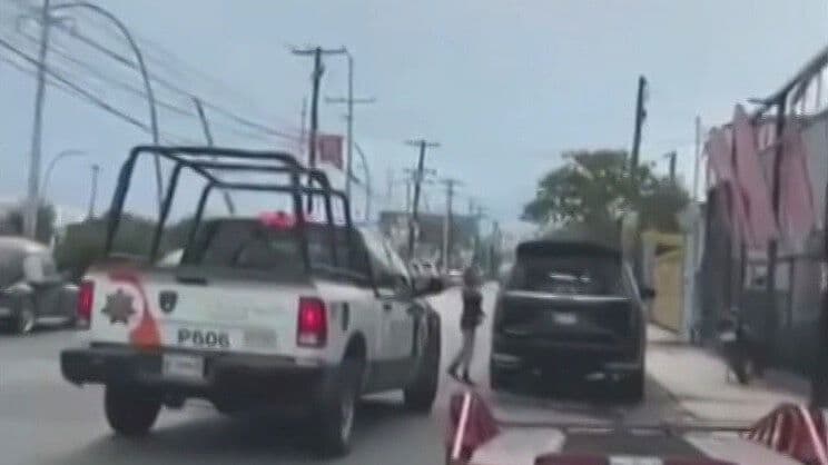 VIDEO | Mujer con Machete Daña Varios Autos en Calles de Guadalupe, Nuevo León