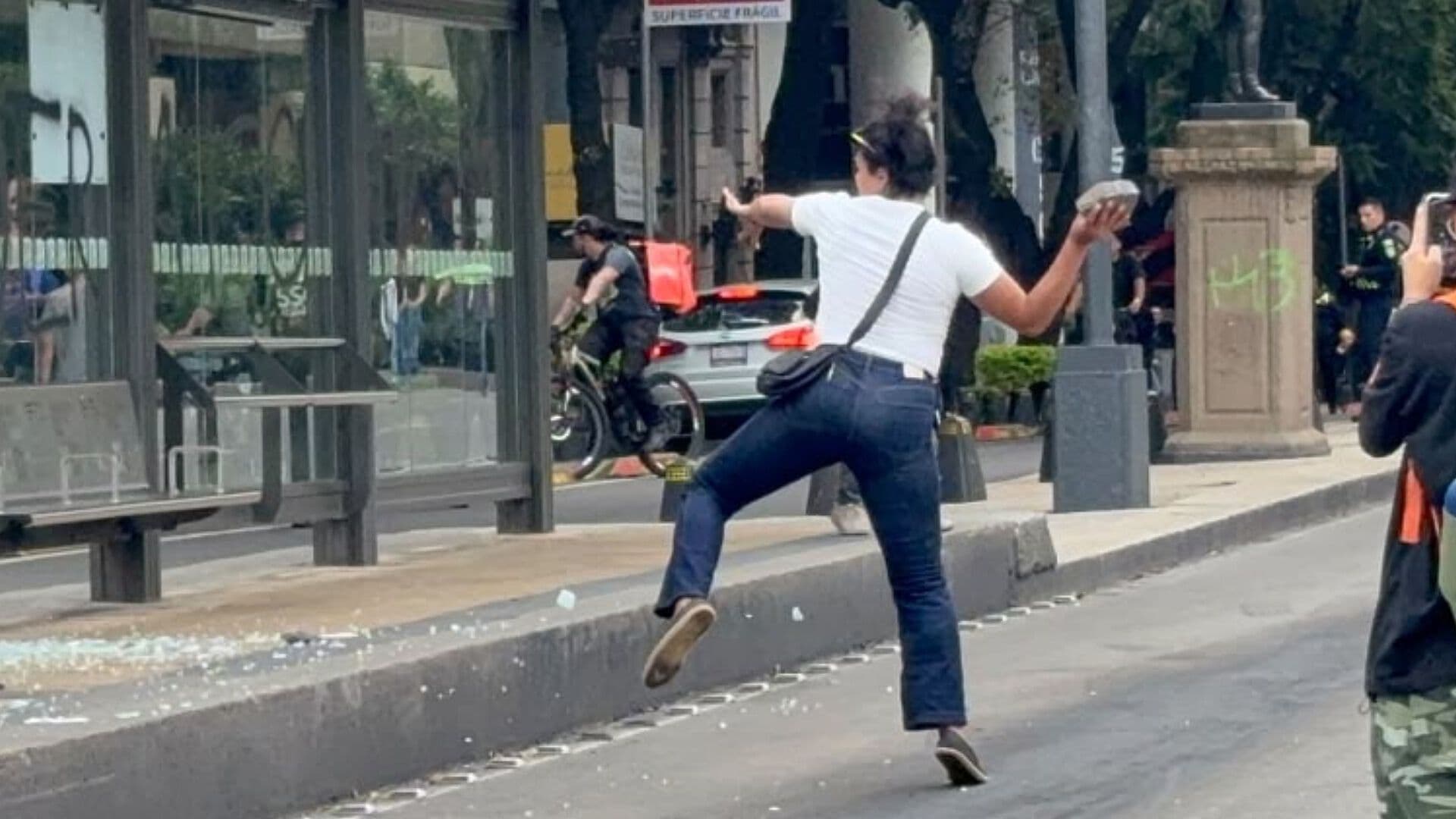 Manifestantes Trans Realizan Pintas y Rompen Vidrios en Reforma