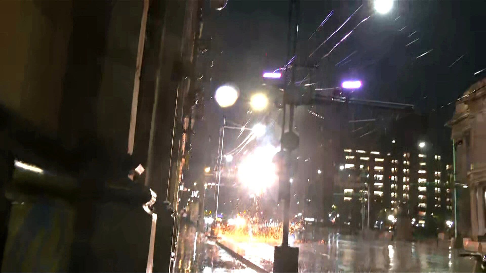 Video: N+ Capta Cortocircuito en Línea del Trolebús sobre Eje Central, CDMX