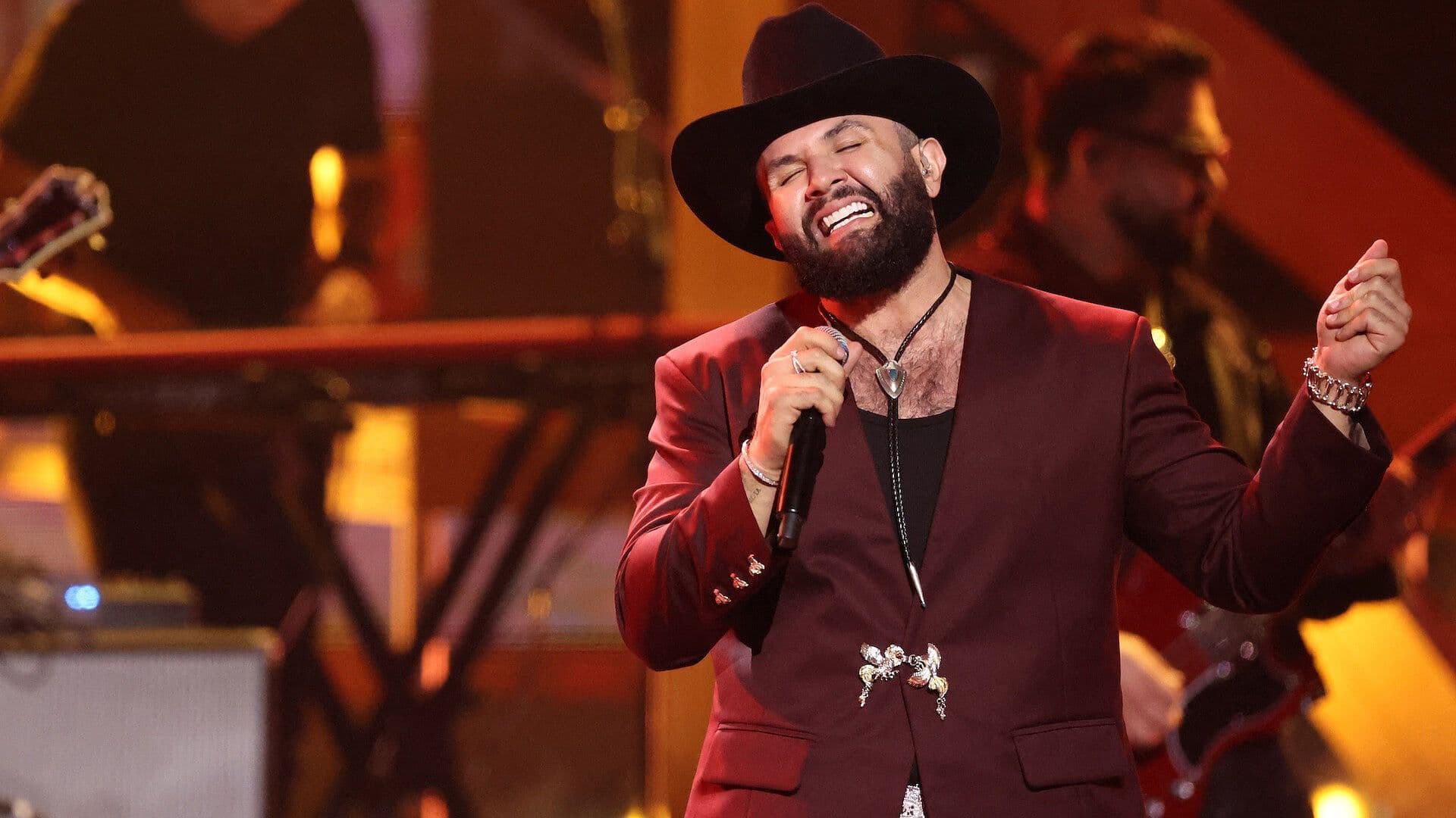 Carín León Cancela Concierto de Último Minuto en Las Vegas y Desata Enojo de Fans