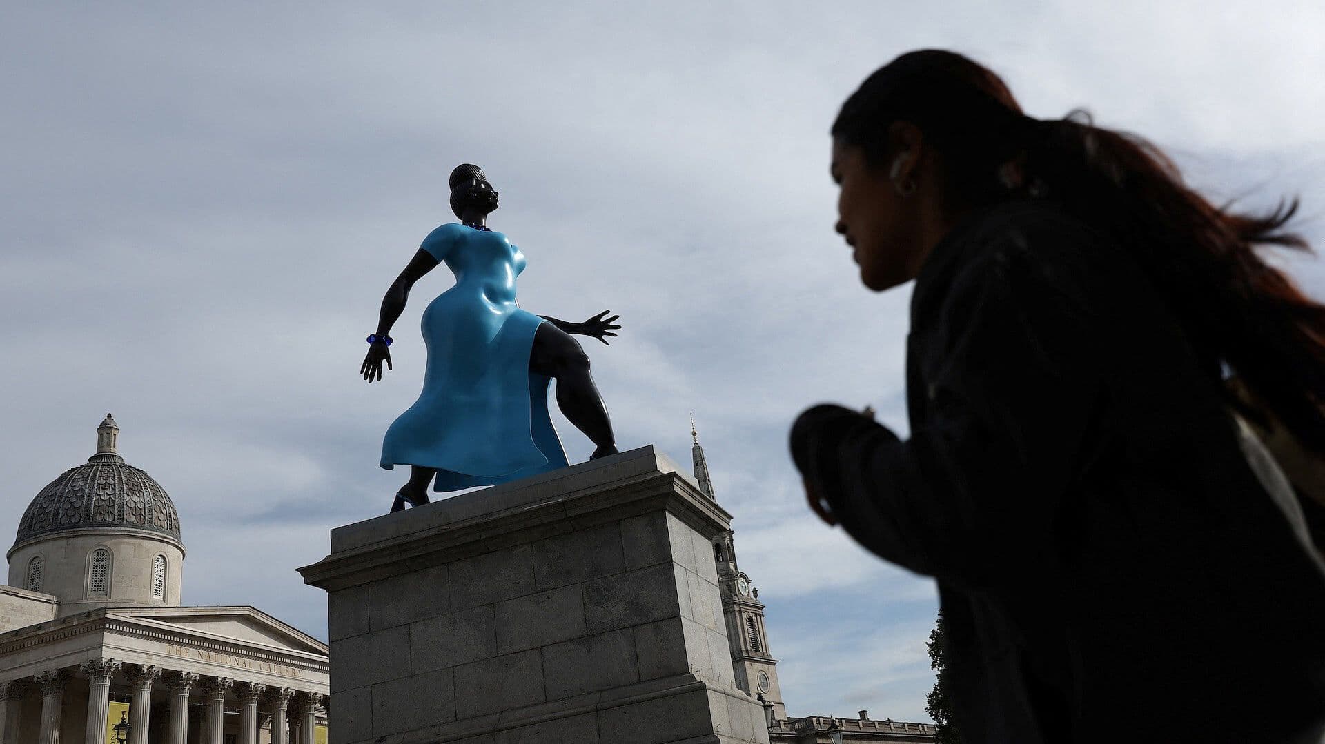‘La Dama de Azul’ se Apodera de Trafalgar Square y Sorprende a Visitantes en Londres