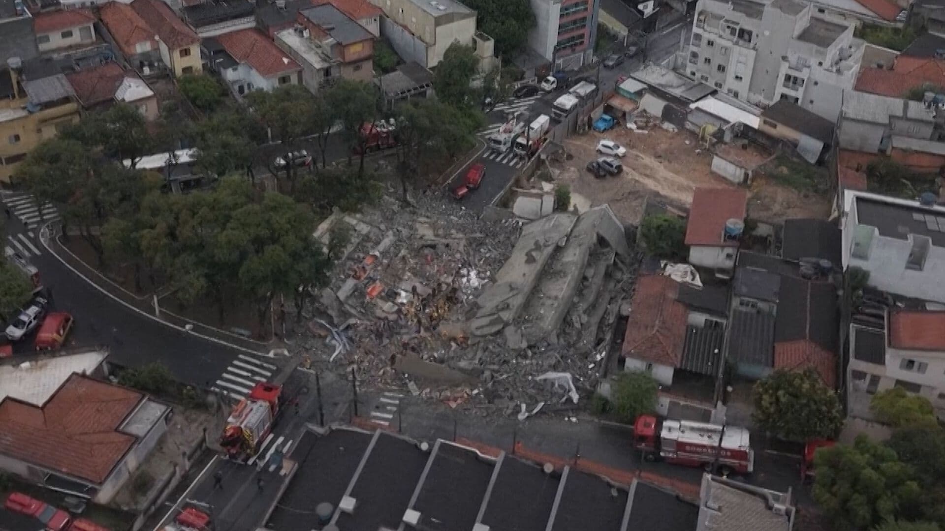 Edificio se Derrumba Sobre Casa Habitada