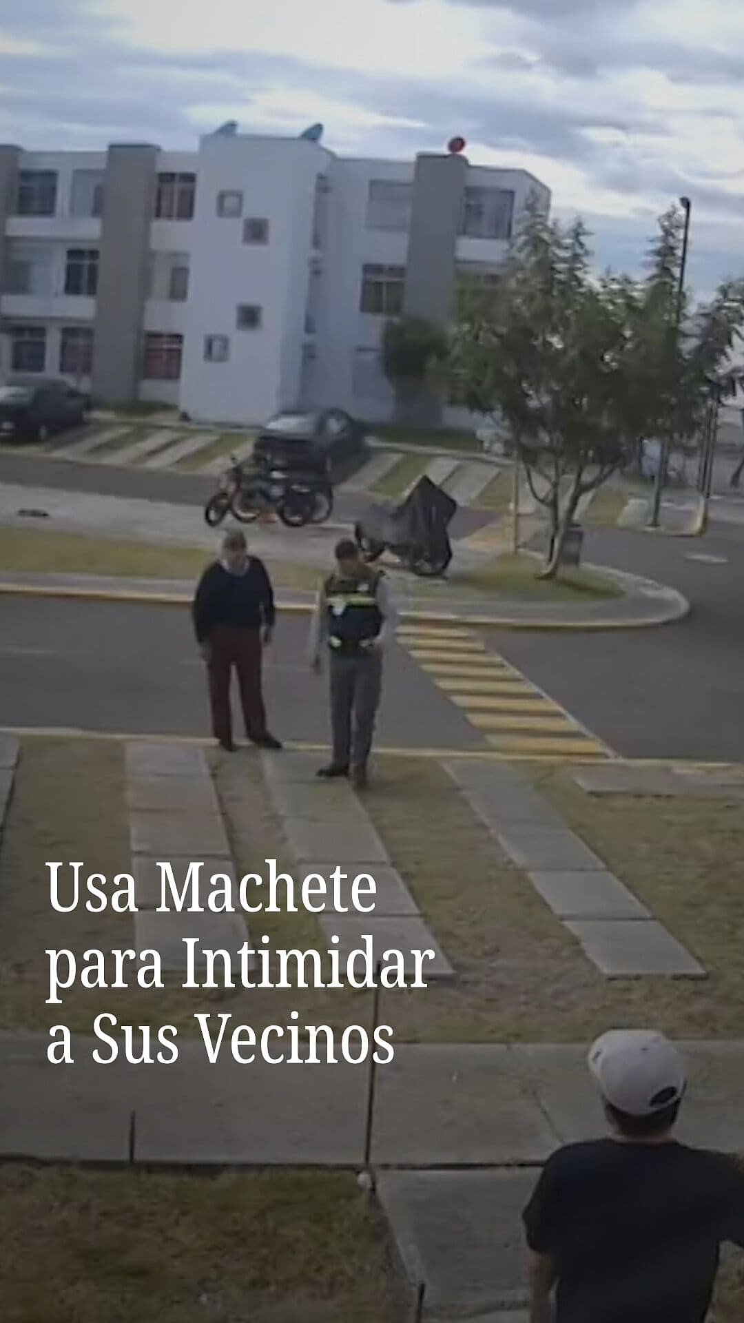 Usa Machete para Intimidar a Sus Vecinos