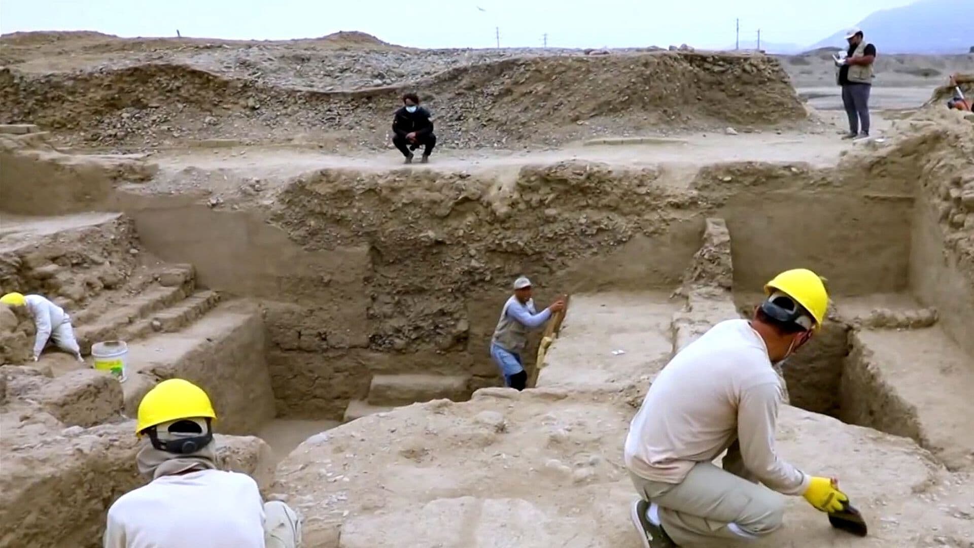 Hallan Tumba Intacta de 600 Años con Restos de 38 Personas en Chan Chan, Perú
