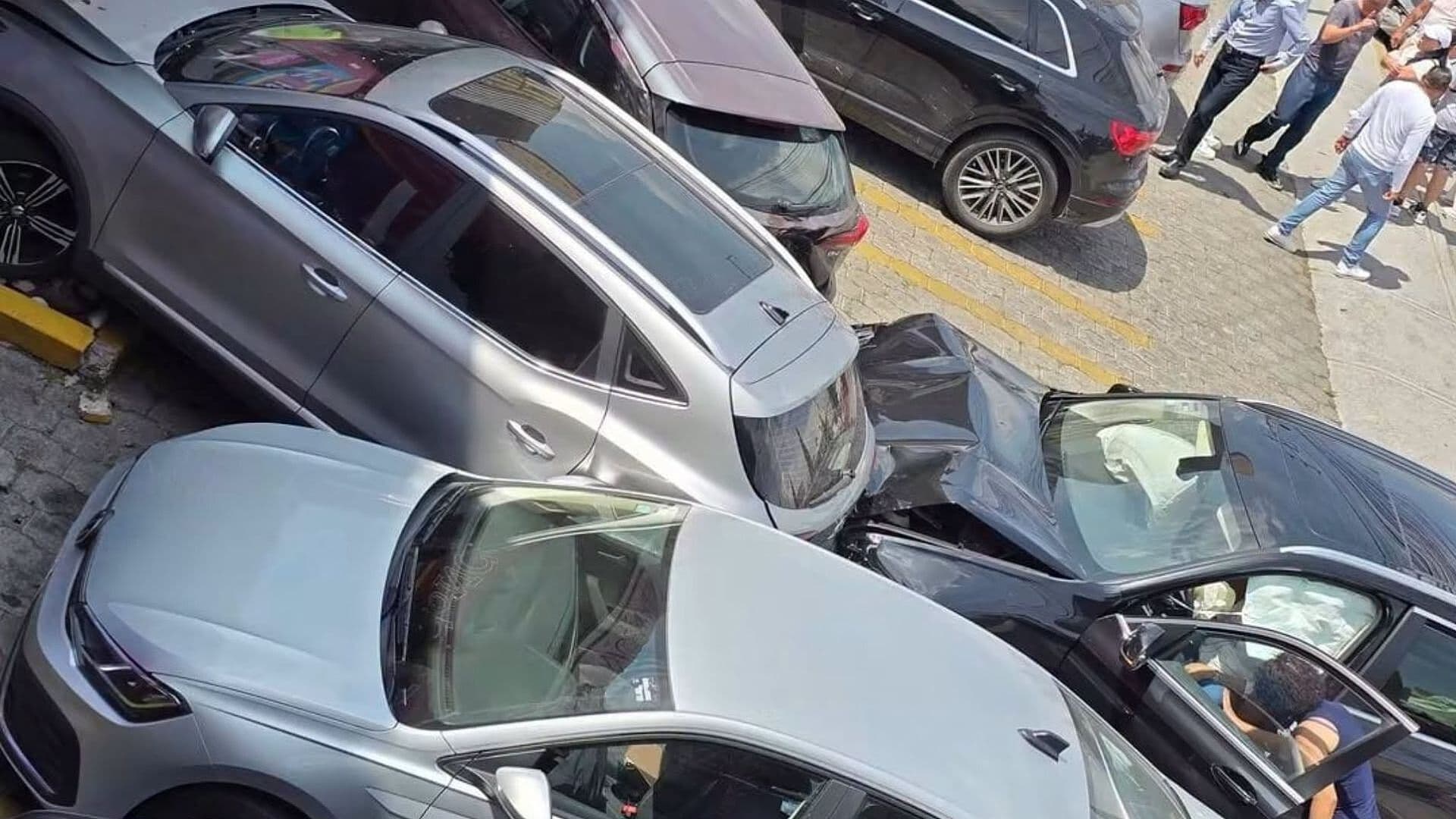 Conductor Choca contra al Menos Seis Autos y Provoca Daños en Puebla