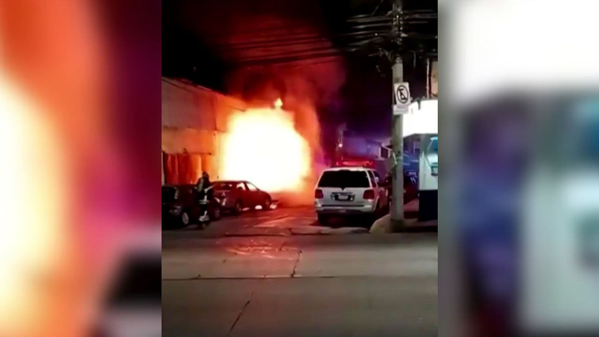 Auto se Incendia a Metros de una Gasolinera y Queda Calcinado en Huixquilucan, Edomex