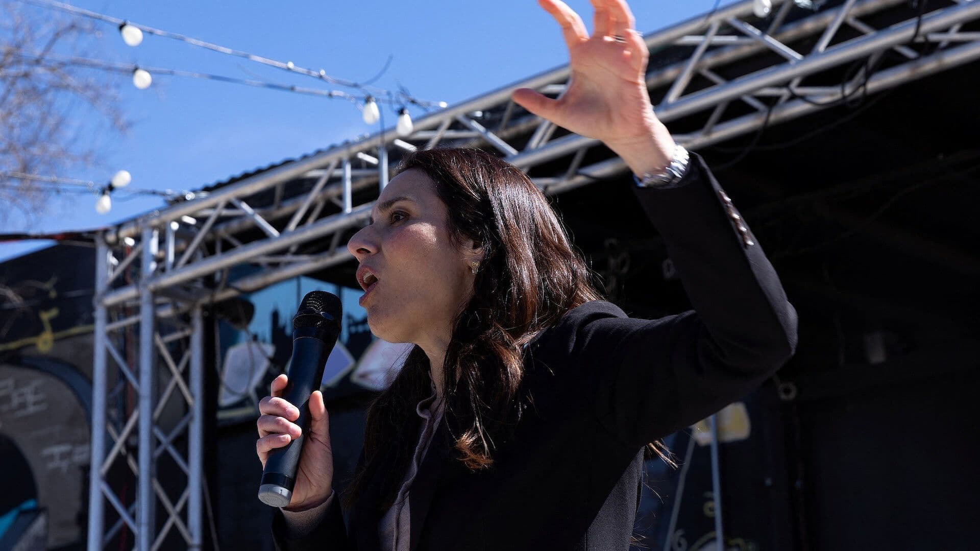 Gina Hinojosa Busca Frenar Centros de Datos de IA por Consumo de Agua y Luz en Texas