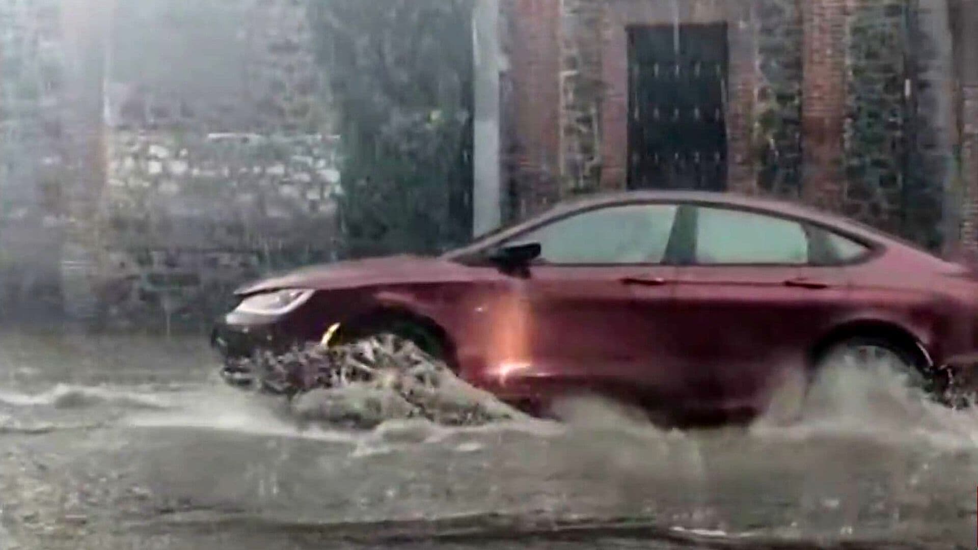 Fuerte Lluvia Inunda Calles y Deja Vehículos Varados en Puebla