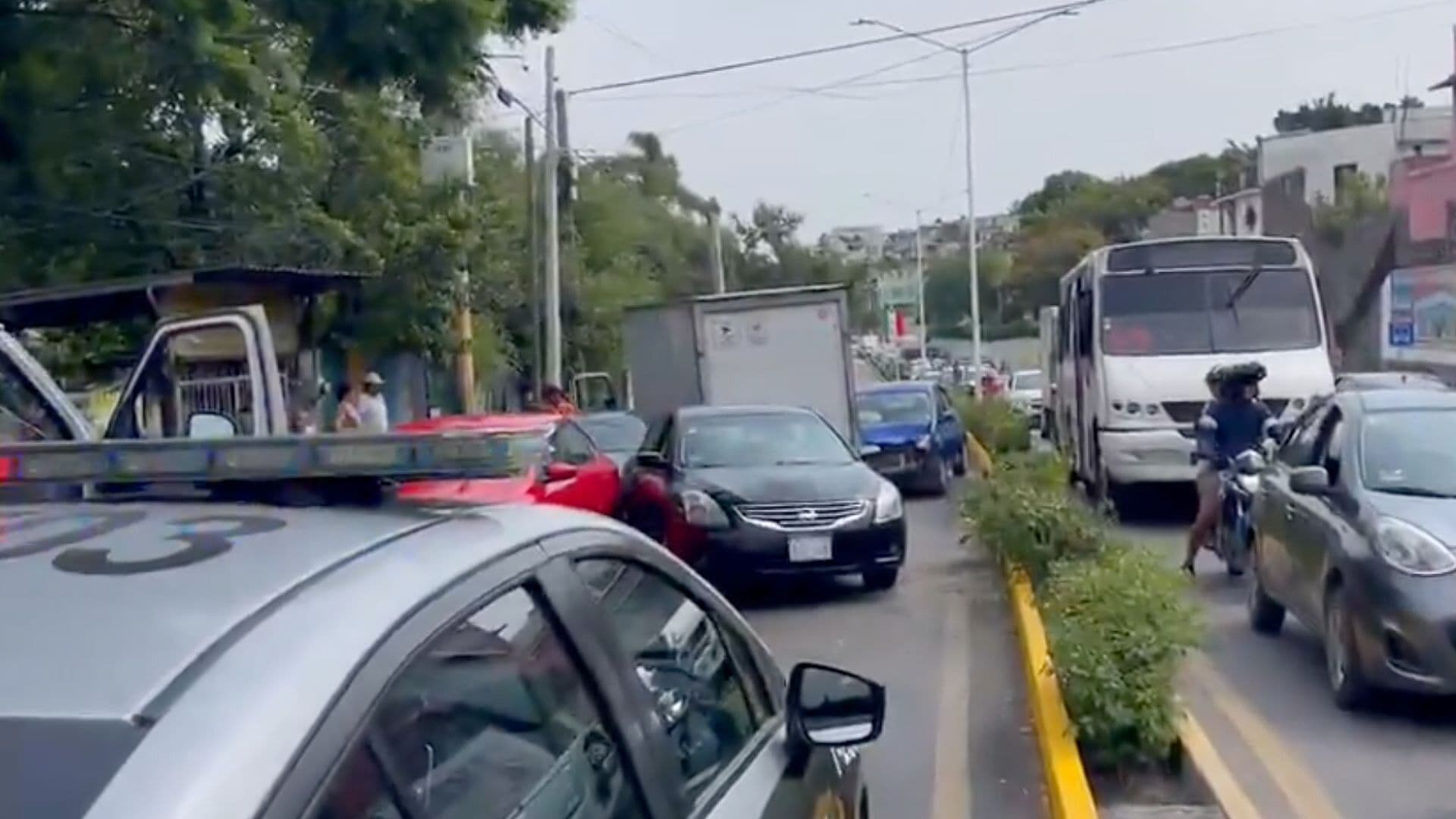 Camión se Queda sin Frenos y Choca contra Cuatro Vehículos en Temixco, Morelos