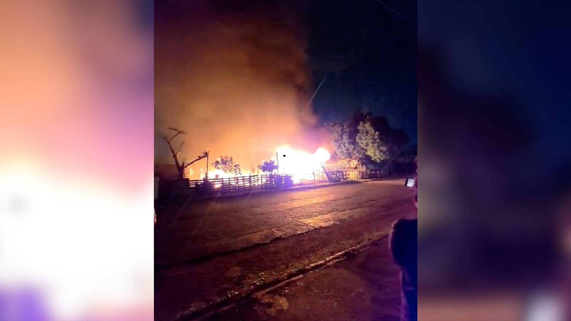 Fuerte Incendio Consume Varias Viviendas y Obliga a Evacuar Zona de Mérida