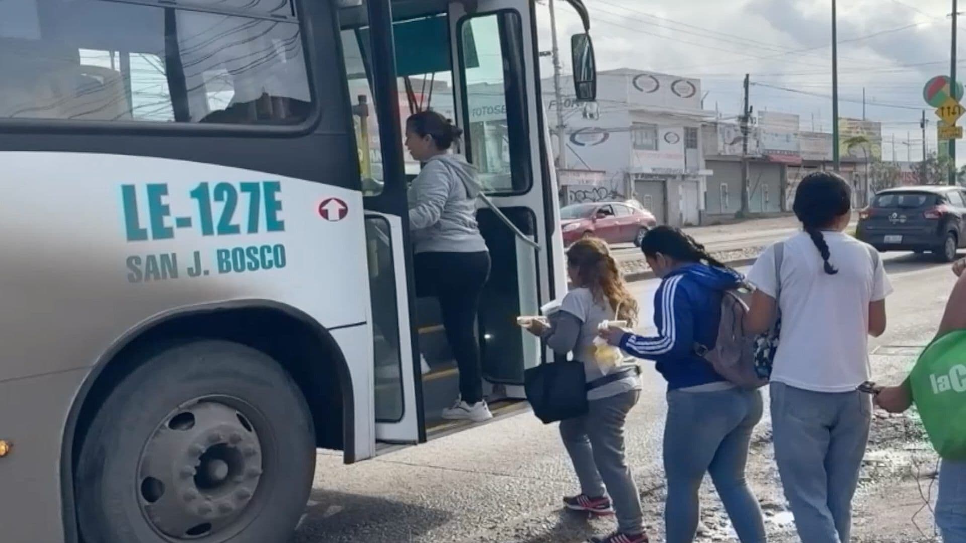 Usuarios del Transporte Público Esperan Más de una Hora el Camión en León Guanajuato