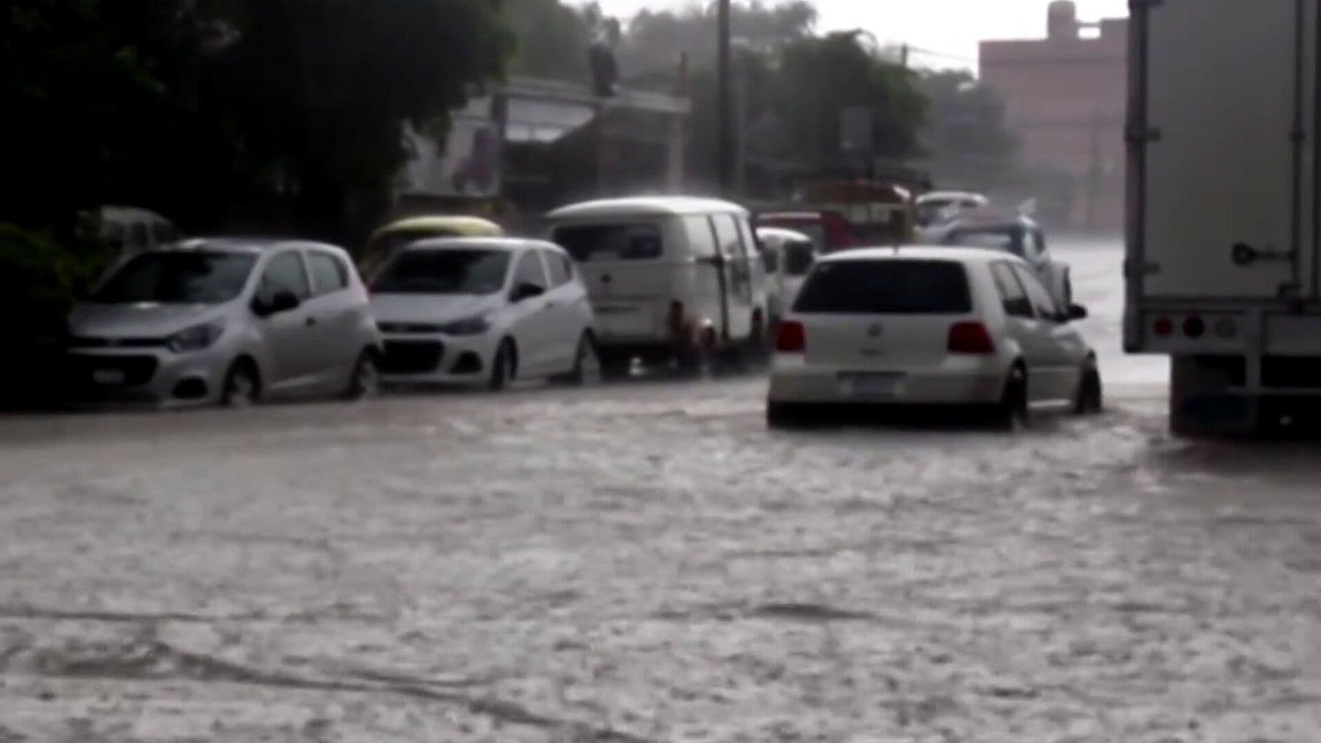 Fuertes Lluvias Inundan Calles y Avenidas en Varios Municipios de Guanajuato