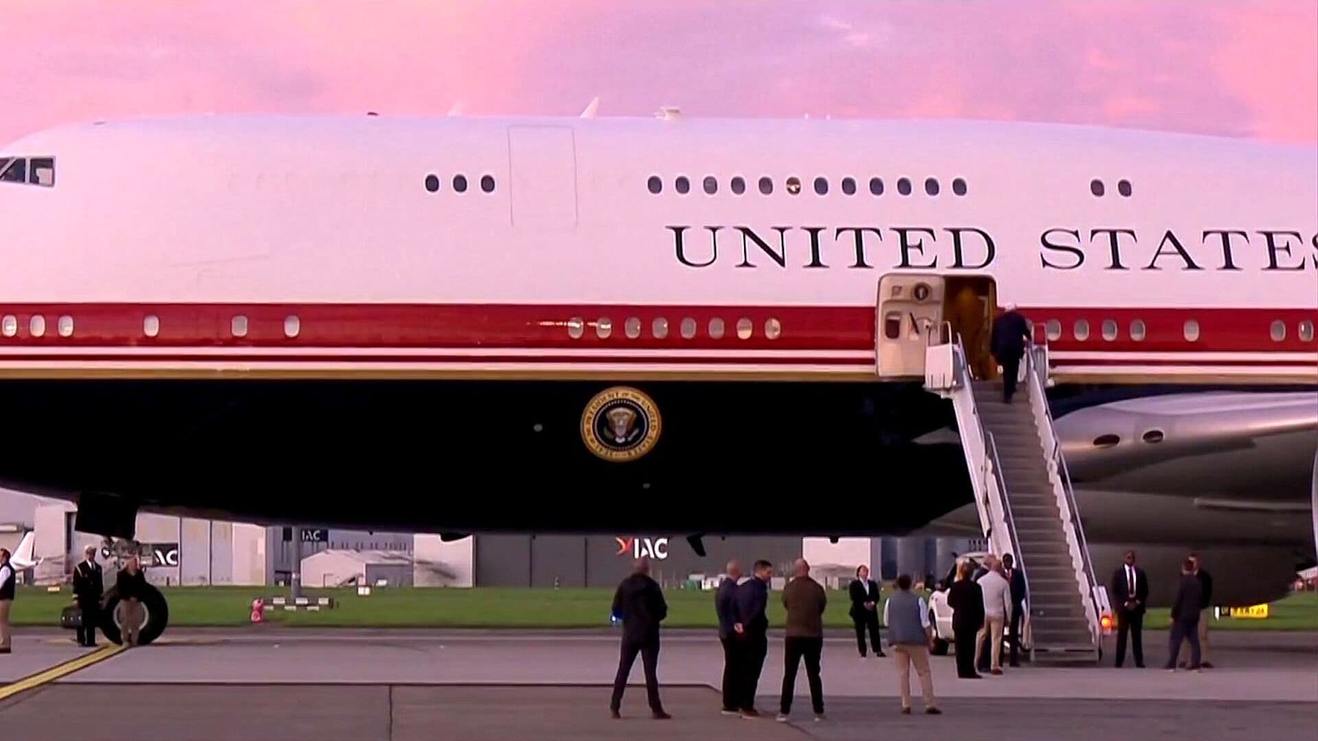 Donald Trump Concluye Visita a Irlanda y Regresa a Estados Unidos