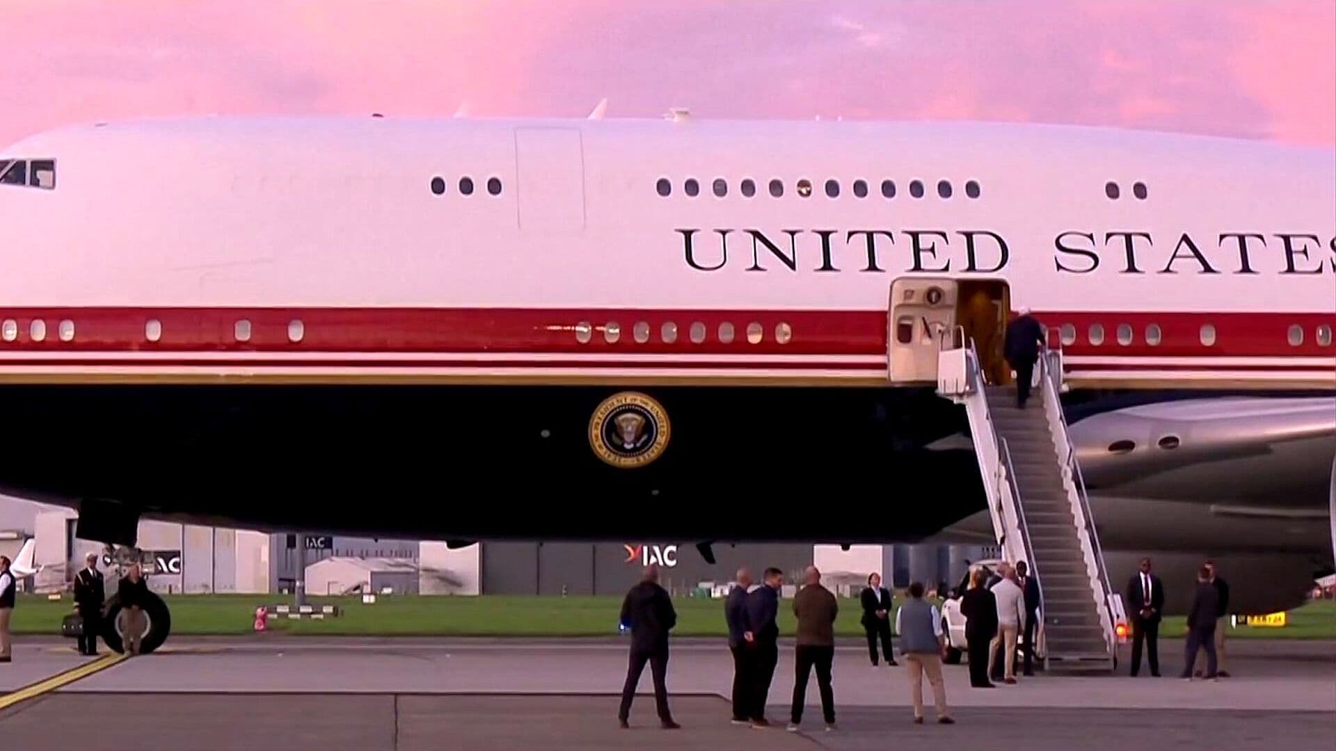 Donald Trump Concluye Visita a Irlanda y Regresa a Estados Unidos