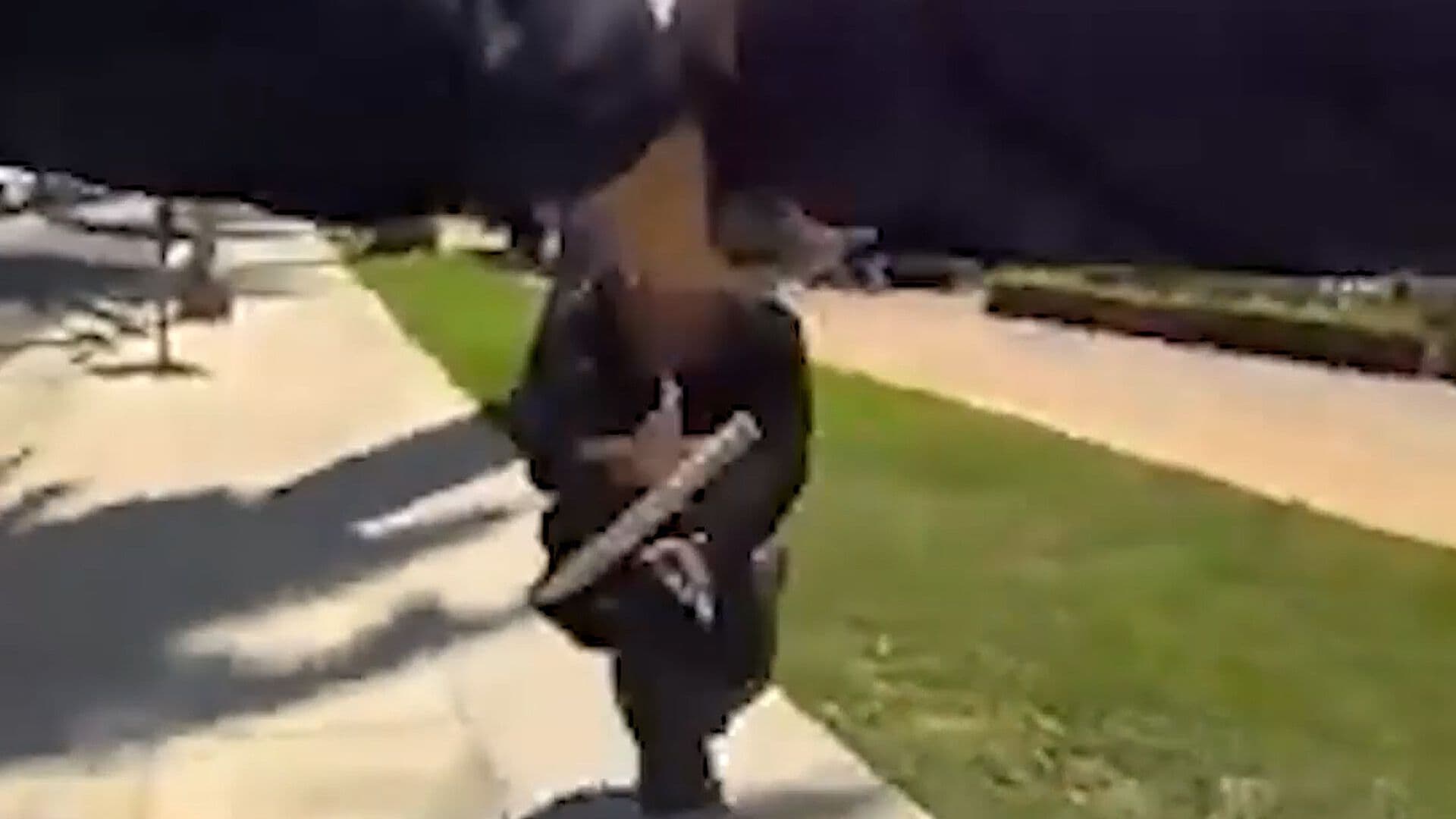 Policías Disparan contra Hombre con Cuchillo