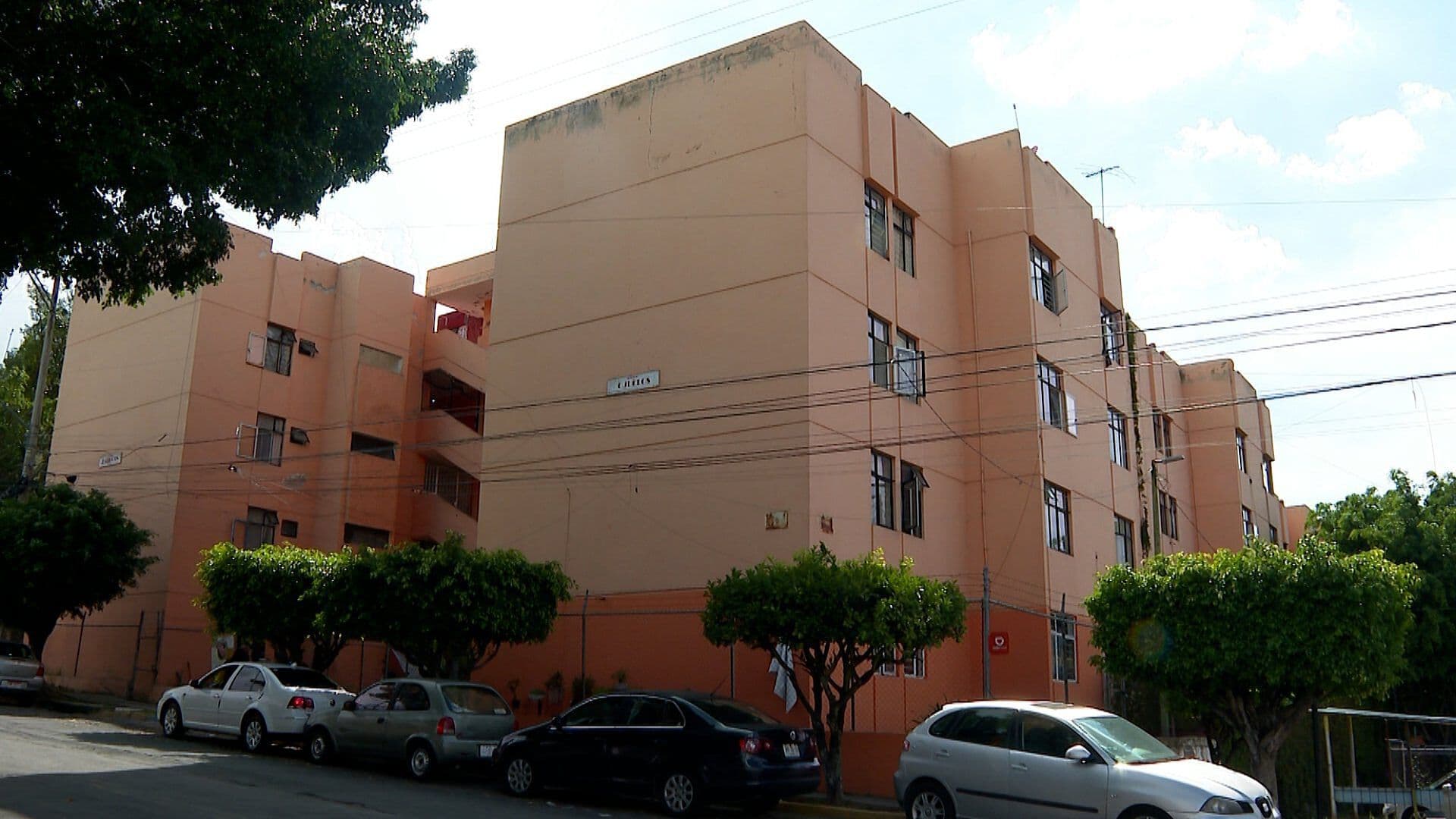 Hombre Cae de Cuarto Piso en Torre de Departamentos en Guadalajara