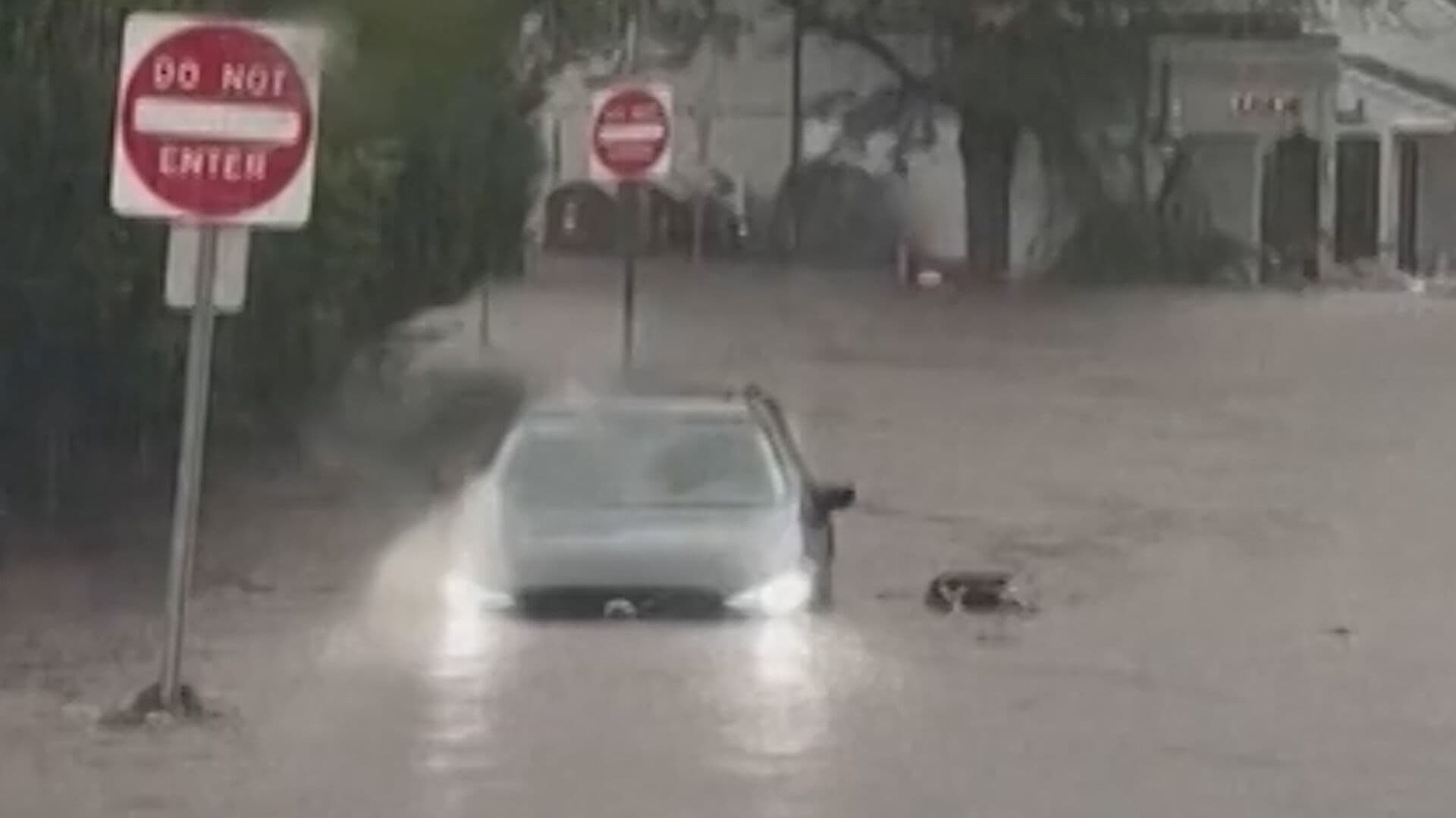 Inundación deja Bajo el Agua Autos en EE. UU
