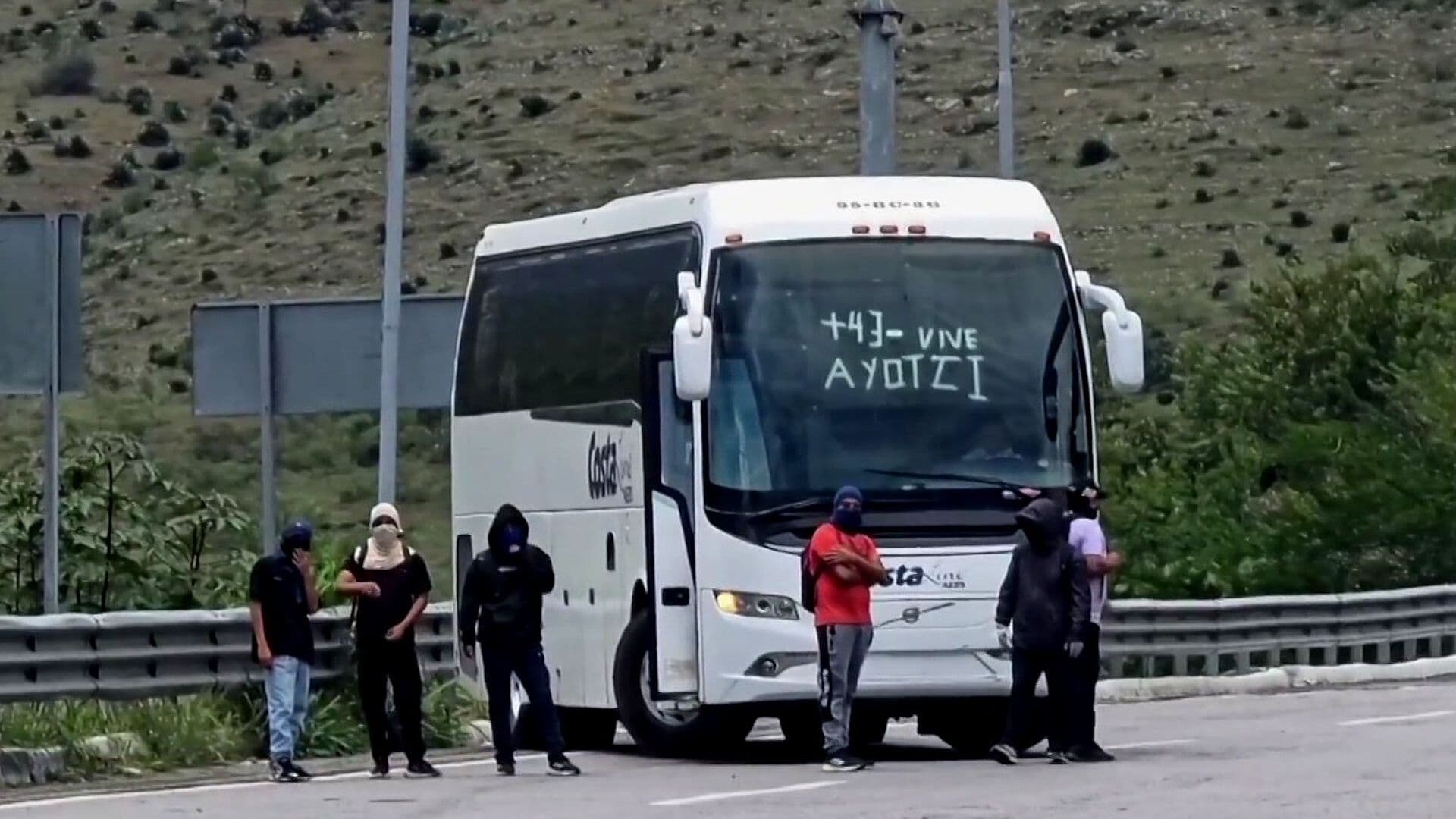 Normalistas de Ayotzinapa se Apoderan de 5 Autobuses en la Autopista del Sol