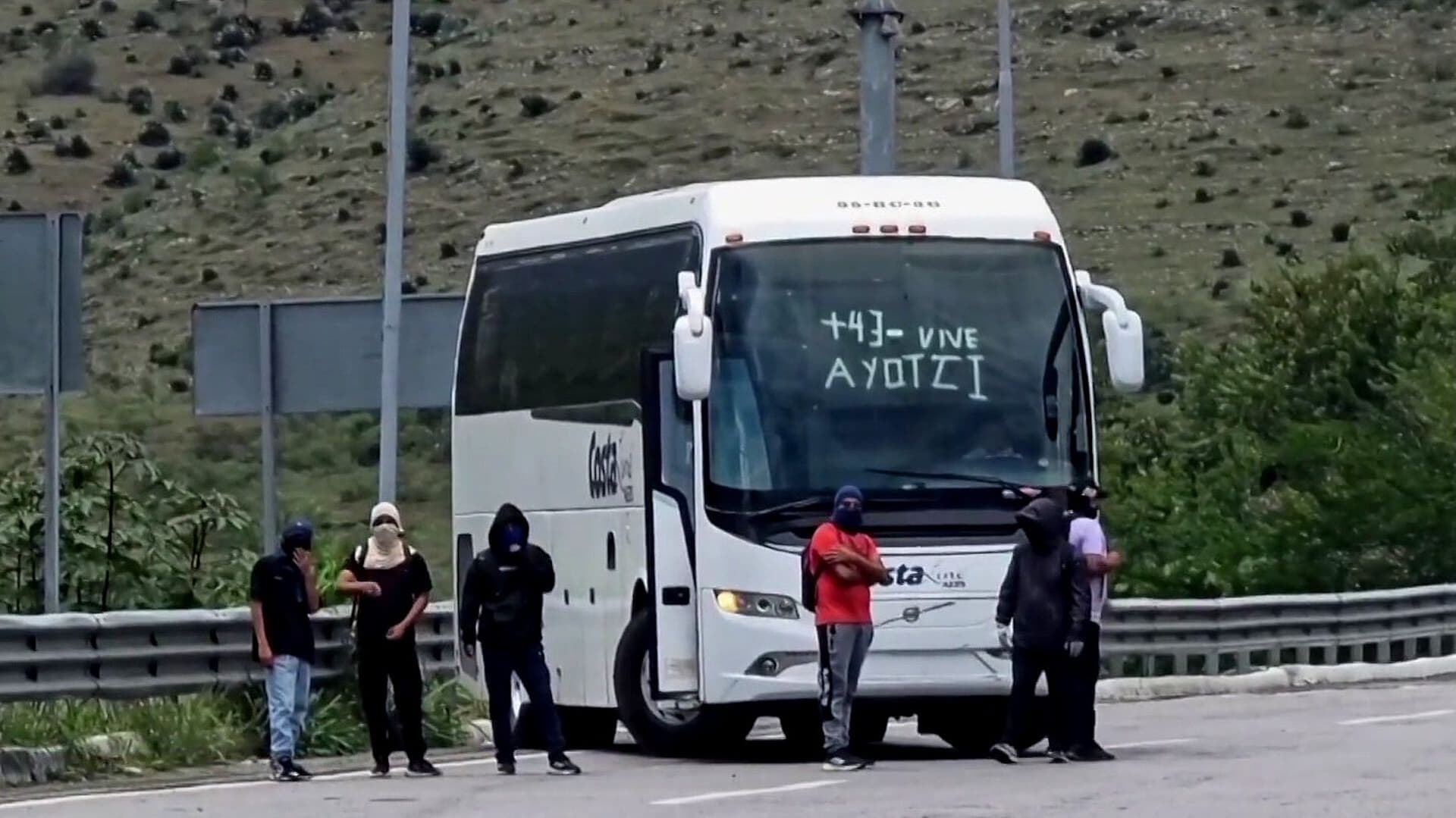 Normalistas de Ayotzinapa se Apoderan de 5 Autobuses en la Autopista del Sol