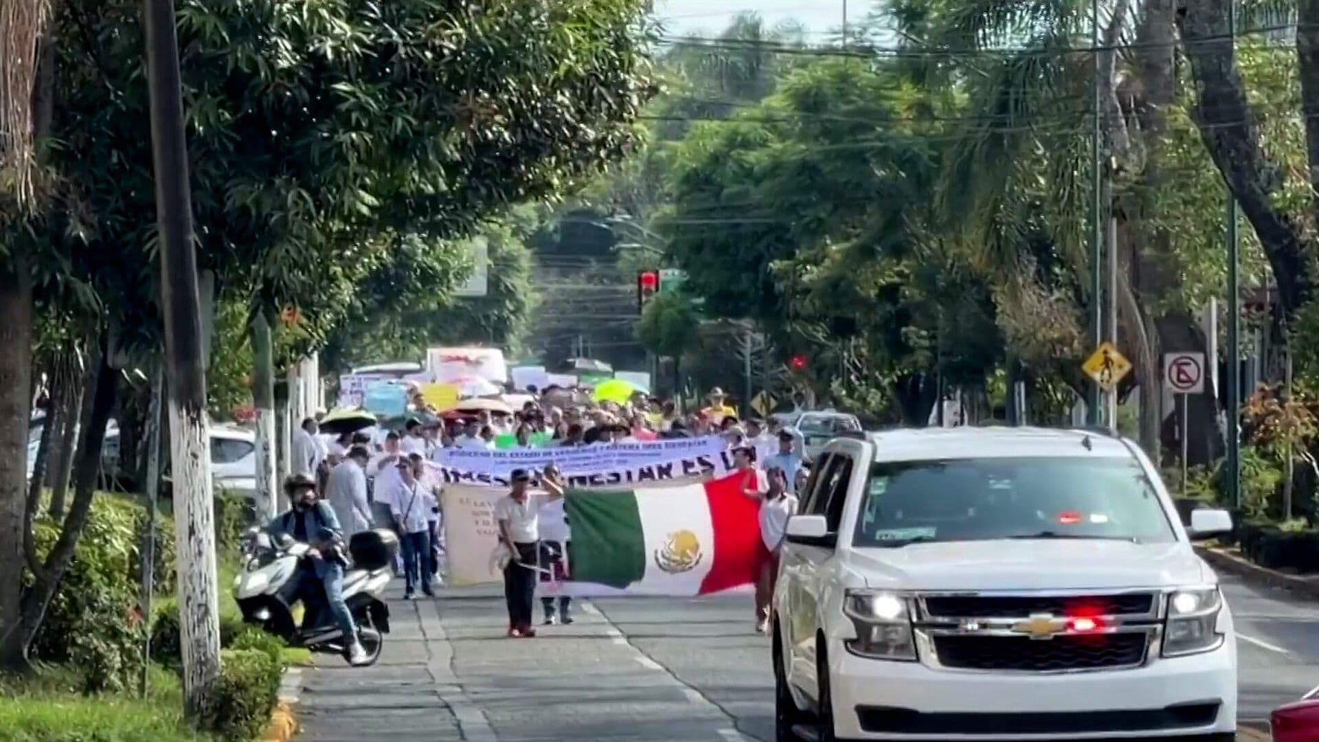 Médicos Marchan por Desabasto de Medicamentos e Insumos en Xalapa, Veracruz
