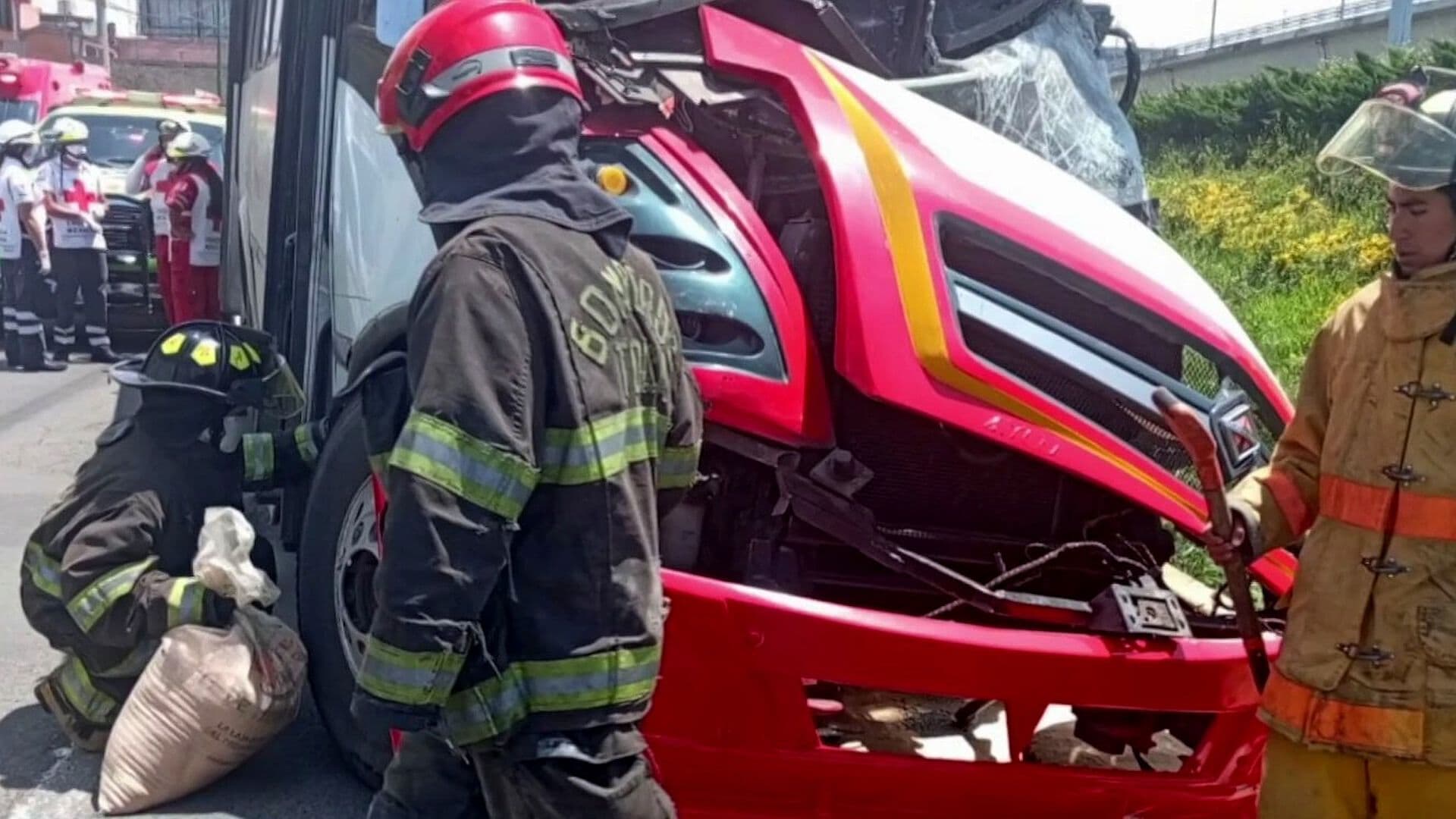 Dos Fuertes Choques Dejan un Muerto y 25 Lesionados en Edomex
