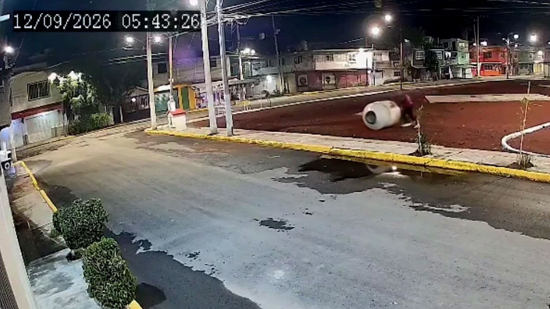 Captan a Ladrón Robando un Tinaco y Llevándoselo Rodando en Ecatepec