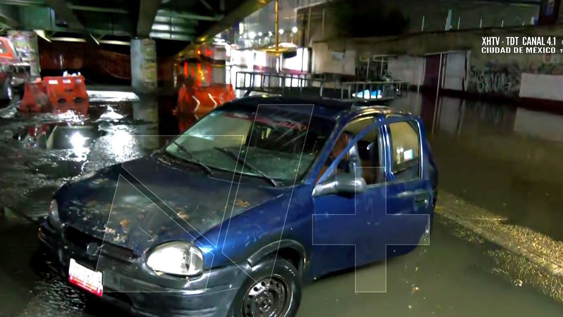 Entre Varios Empujan Auto y lo Sacan de Fuerte Anegación en la México-Puebla