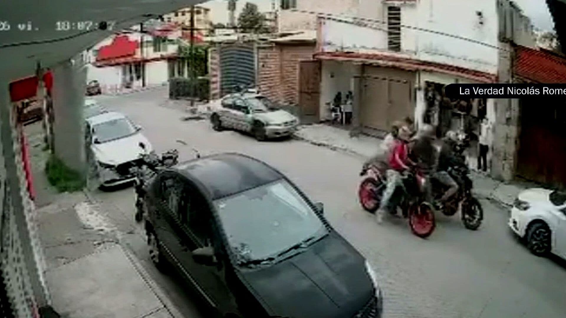 Captan a Cuatro Sujetos Robando Motocicleta a Joven en Atizapán de Zaragoza